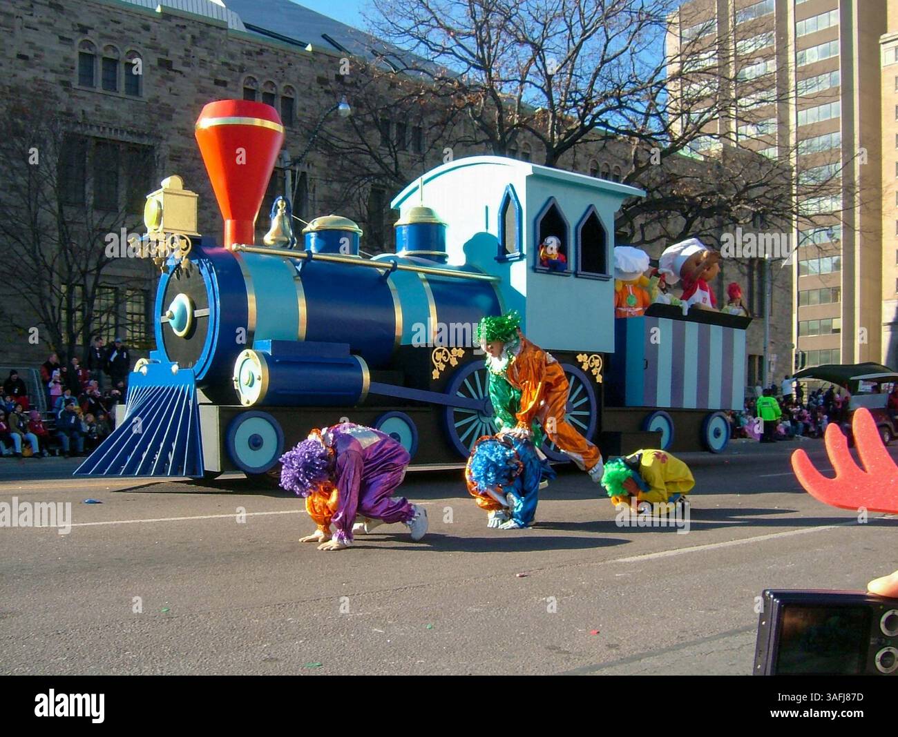 18. November 2007: Toronto, Ontario, Kanada: Santa Claus Parade mit Clowns und blauem Zug vor dem ROM Royal Ontario Museum im Queen's Park Stockfoto