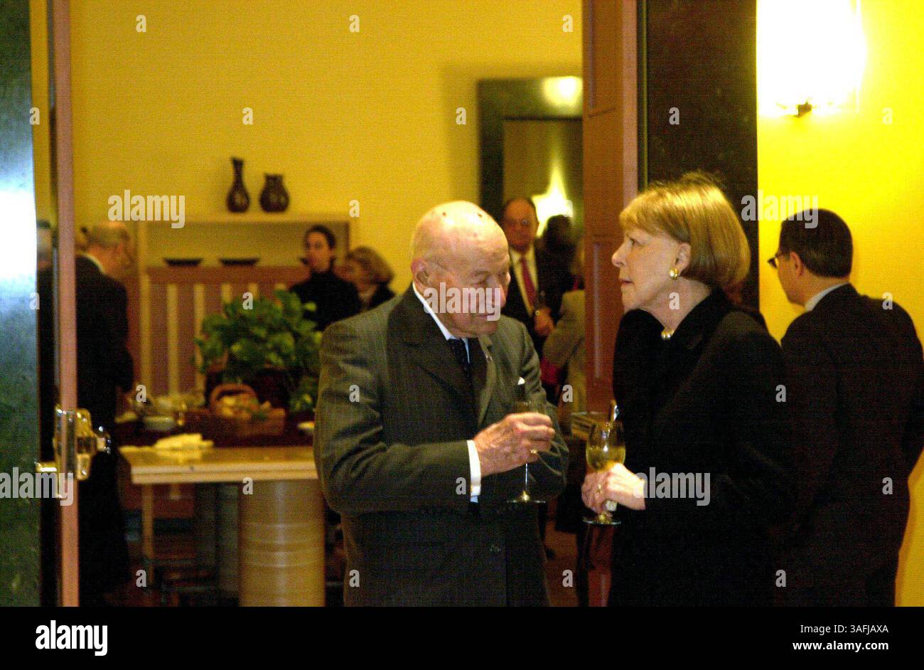 Gilbert und Margot Hahn machen die Szene in der italienischen Botschaft in Nordwest-Washington, DC, Dienstag, 9. Dezember 2003. für die Autorin Jane Turner Reynolds Party für ihr neuestes Buch Venetian Stories. (Bild: Washington Times/ZUMAPRESS.com) Stockfoto
