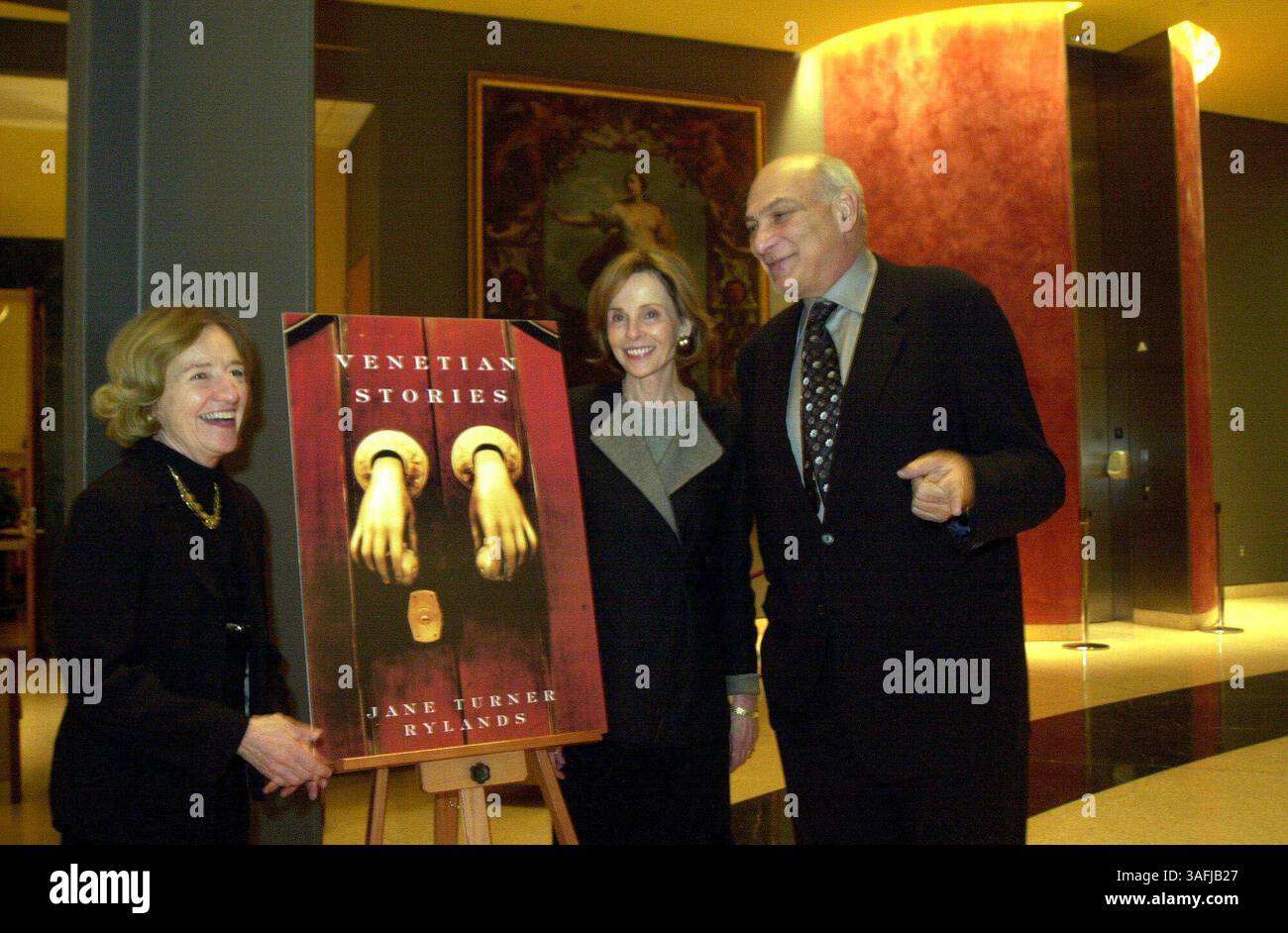 In der italienischen Botschaft im Nordwesten von Washington, DC, halten die Autorin Jane Turner Reynolds, Eden Rafshoon und der künstlerische Leiter des Shakespeare Theatre Michael Kahn neben einem Poster, das Ms. Reynolds neues Buch, Dienstag, den 9. Dezember 2003, ankündigt. (Bild: Washington Times/ZUMAPRESS.com) Stockfoto