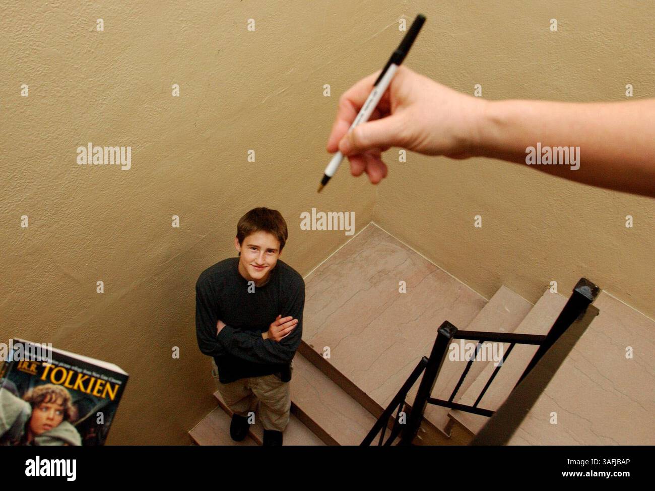 Sam Shindell, ein Schüler der zehnten Klasse an der Woodrow Wilson High School, war der Gewinner des Turning the Page Essay Contest. Er und seine Klassenkameraden nahmen an einer Vorführung von „The Return of the King“ Teil, dem letzten Film in der „Herr der Ringe“-Trilogie. NW Washington DC, Sonntag, 14. Dezember 2003. (Bild: Washington Times/ZUMAPRESS.com) Stockfoto