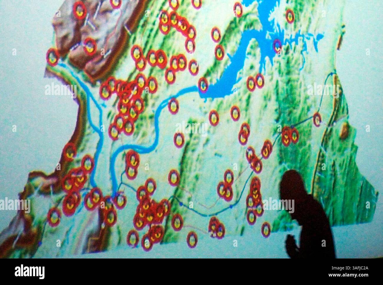 Der Schatten von Lt. Tommy Farmer, Hamilton County Sheriff's Office, Narcotics and Special Operations Division, ist auf einem Bildschirm einer Karte eines Teils von Hamilton County zu sehen, der Methamphetamin-Laborbüsten zeigt, während er vor einer kleinen Gruppe registrierter Krankenschwestern in der Erlanger Medical Mall in Chattanooga, TN, am Mittwoch, 23. März 2005 über Methamphetamin und dessen Auswirkungen auf Familien und Kinder spricht. Lt. Farmer sagt, dass es einen direkten Zusammenhang mit der Verwendung von Methamphetamin und umgeleiteten verschreibungspflichtigen Medikamenten gibt. Einige Benutzer von Methamphetamin werden verschreibungspflichtige Medikamente wie OxyContin und Xanax verwenden, um im abzustürzen Stockfoto