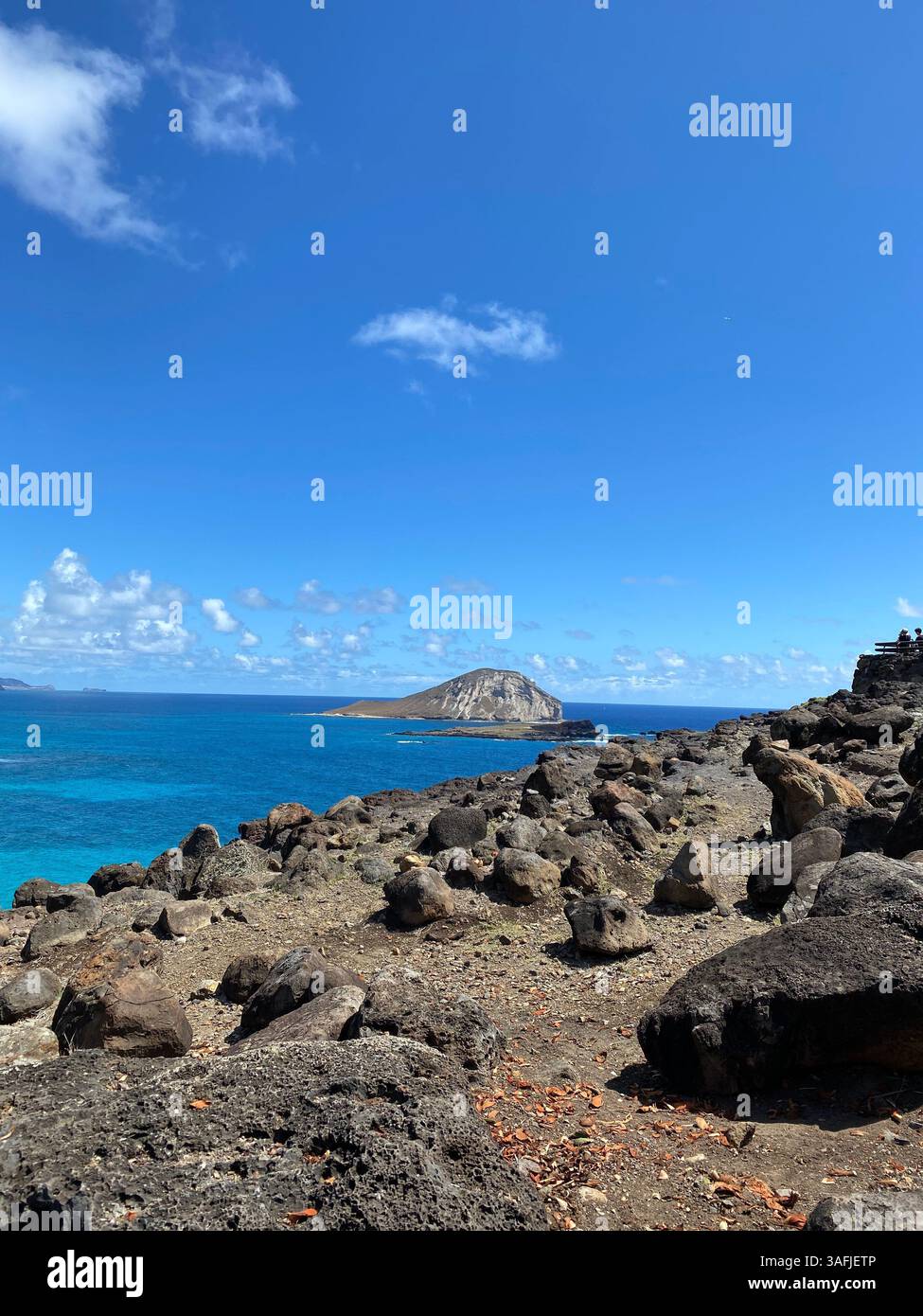 Rauschende Brandung, salzige Brise und pure Inselseele – willkommen im Paradies. - Smartphone-aufgenommenes Stockfoto