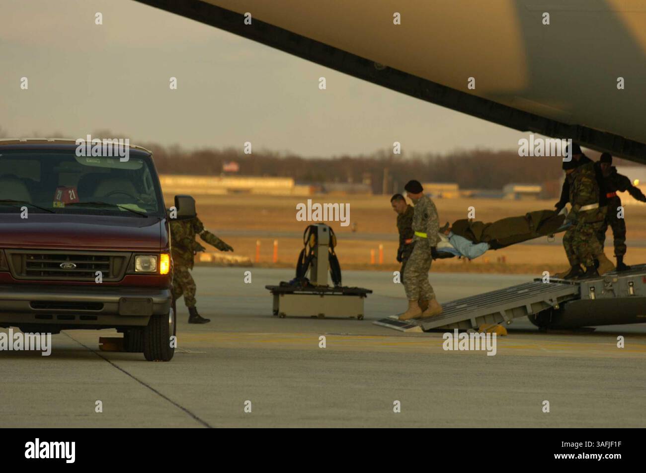 Während das „Star Spangled Banner“ über Lautsprecher übertragen wird, entladen die Sanitäter der Air Force den irakischen Armeekapitän Furat von einem C-17-Flugzeug auf der Andrews Air Force Base in der Nähe von Washington, DC, Sonntag, 26. Februar 2006. Zwei Monate nachdem er in einem Hinterhalt gelähmt worden war, kam der dekorierte Offizier mit einem Flugzeug in die Vereinigten Staaten mit 42 amerikanischen Soldaten und Frauen, die im Irak verletzt wurden. Das Shepherd Center in Atlanta, Georgia, erklärte sich bereit, dem Captain nach einem persönlichen Appell von Offizieren der amerikanischen Armee, die mit ihm im Irak gearbeitet hatten, kostenlose Betreuung zu gewähren (Credit Image: The Washington Times/ZUMAPRESS.com). Stockfoto