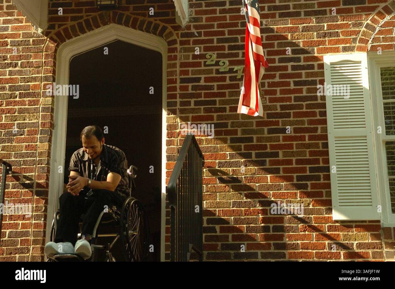 „Heute bin ich sehr glücklich“, sagt Captain Furat, der sich zum ersten Mal aus dem Shepherd Center Krankenhaus zu einer Osterversammlung in einem Haus der Familie Decatur, Georgia, wagte. Jeden Tag bin ich im Krankenhaus -- Medizin, Krankenschwestern, Therapie. Aber heute habe ich eine sehr nette Familie." April 2006 (Credit Image: The Washington Times/ZUMAPRESS.com) Stockfoto