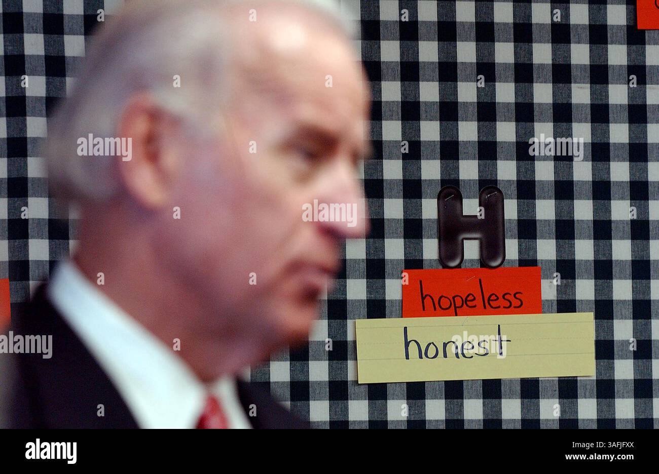 2. Januar 2008 - Fairfield, Iowa - Schilder mit den Worten hoffnungslos und ehrlich werden in einem Klassenzimmer der Douma Elementary School platziert, wo der demokratische Präsidentschaftskandidat Joseph R. Biden, Jr., Delaware, einen Wahlkampf für JOSEPH ROBINETTE BIDEN, JR. Macht. (* 20. November 1942 in Delaware) ist der Senator von Delaware. Der demokratische Präsidentschaftskandidat Obama ernannte Biden am 22. August 2008 zu seinem amtierenden Mann. Wenn er gewählt wird, wäre Biden der erste römisch-katholische Vizepräsident und der erste Vizepräsident aus Delaware. 1966 heiratete Biden Neilia Hunter. Sie hatten drei Kinder, Joseph R. „Beau“ Biden III., Robert Hunter und Naom Stockfoto