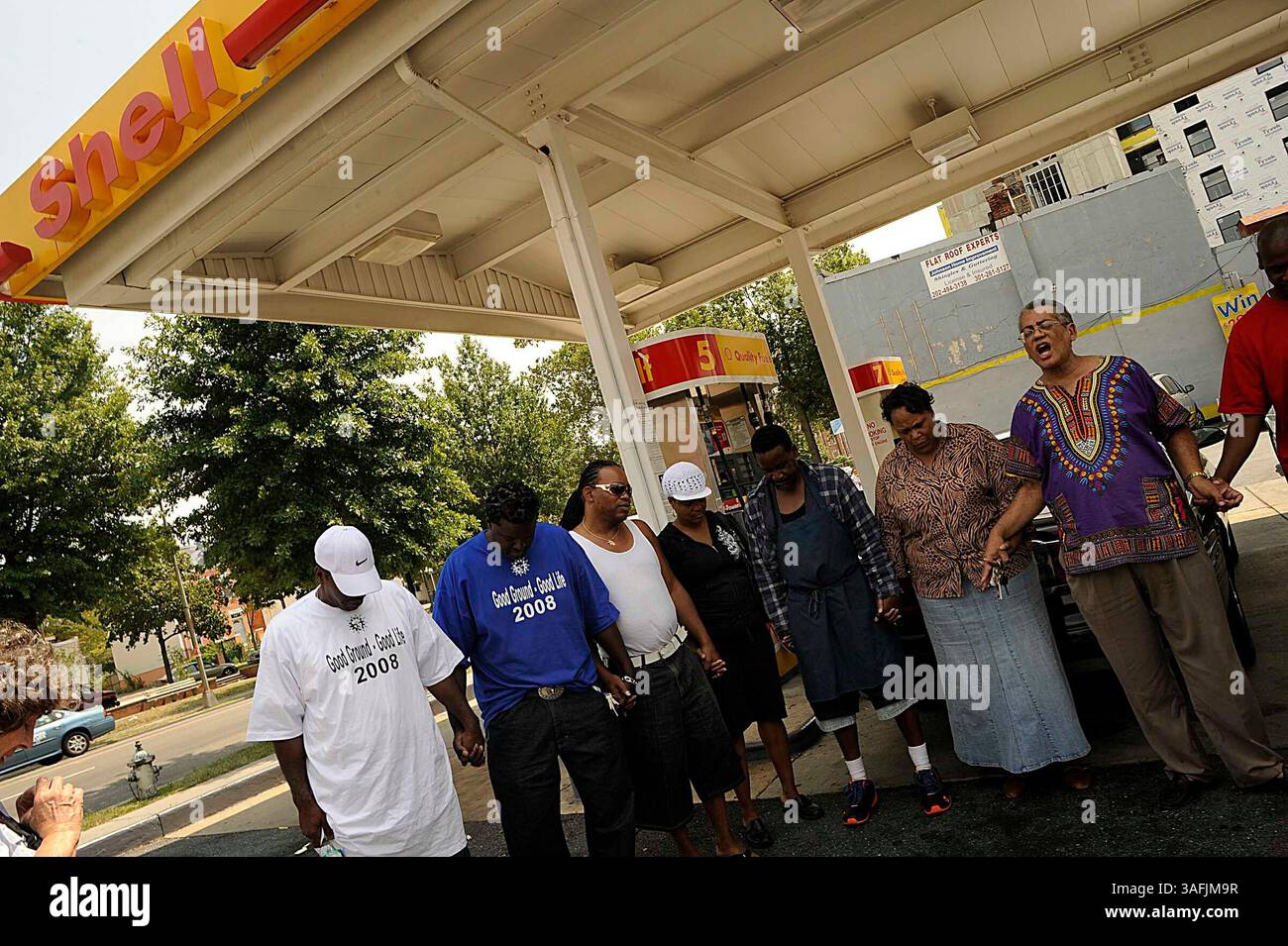 Mitglieder der Gebetsbewegung versammeln sich an der Shell Station in Upshur und Georgia Avenue. NW am Mittwoch, 13. August 2008, um Gott sei Dank, dass die Gaspreise gesunken sind. Rocky Twyman, der die Bewegung ins Leben gerufen hat, betet für niedrigere Gaspreise und sagt, dass seine Bewegung funktioniert und etwa 300 Anhänger im ganzen Land aufgenommen hat. Offenbar hat Jay Leno Wind von der Bewegung bekommen und sie in seiner Show Ende Juli verspottet, also lädt Mr. Twyman Mr. Leno ein, mit ihm zu beten. Er sagt, dass überall, wo er betete, die Gaspreise gefallen sind (Credit Image: The Washington Times/ Stockfoto