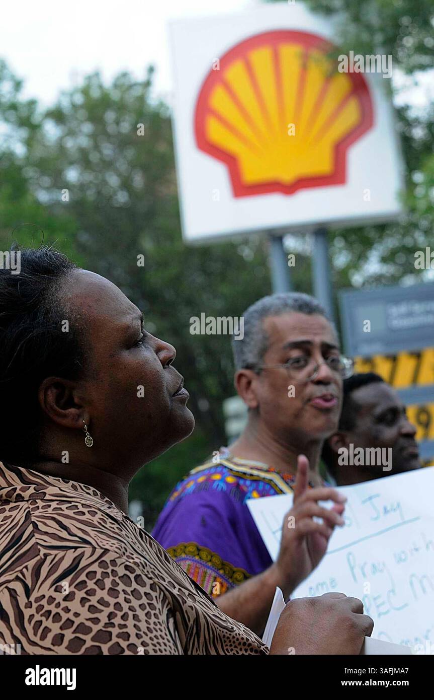 Mitglieder der Gebetsbewegung, darunter Jocelyn McClure aus Camp Springs, MD. Und der Gründer Rocky Twyman aus Washington, D.C., singen und beten in der Shell-Station in Upshur und Georgia Ave. NW am Mittwoch, 13. August 2008, um Gott zu danken, dass der Preis für Gas gesunken ist. Mr. Twyman hat für niedrigere Gaspreise gebetet, und er sagt, dass seine Bewegung funktioniert und etwa 300 Anhänger im ganzen Land aufgenommen hat. Offenbar hat Jay Leno Wind von der Bewegung bekommen und sie in seiner Show Ende Juli verspottet, also lädt Mr. Twyman Mr. Leno ein, mit ihm zu beten. Das sagt er überall Stockfoto