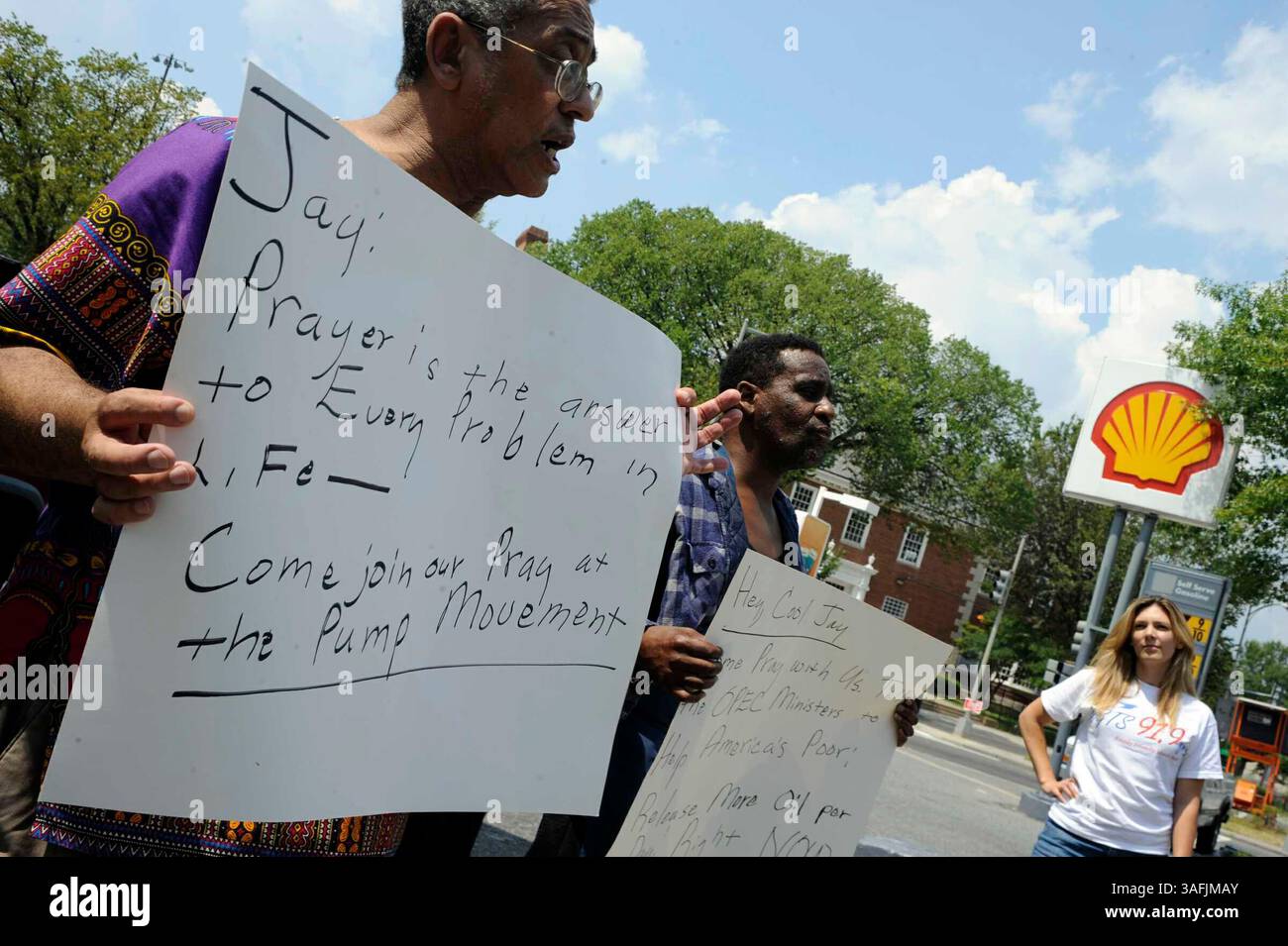Rocky Twyman, der vor einigen Monaten mit dem Gebet bei der Pump Movement begann, und James Temor aus Washington, D.C., ein Mitglied dieser Bewegung, halten Schilder vor der Shell Station an der Upshur and Georgia Avenue hoch. NW am Mittwoch, 13. August 2008. Mr. Twyman hat für niedrigere Gaspreise gebetet, und er sagt, dass seine Bewegung funktioniert und etwa 300 Anhänger im ganzen Land aufgenommen hat. Offenbar hat Jay Leno Wind von der Bewegung bekommen und sie in seiner Show Ende Juli verspottet, also lädt Mr. Twyman Mr. Leno ein, mit ihm zu beten. Er sagt, dass überall, wo er betete, die Benzinpreise gekommen sind Stockfoto