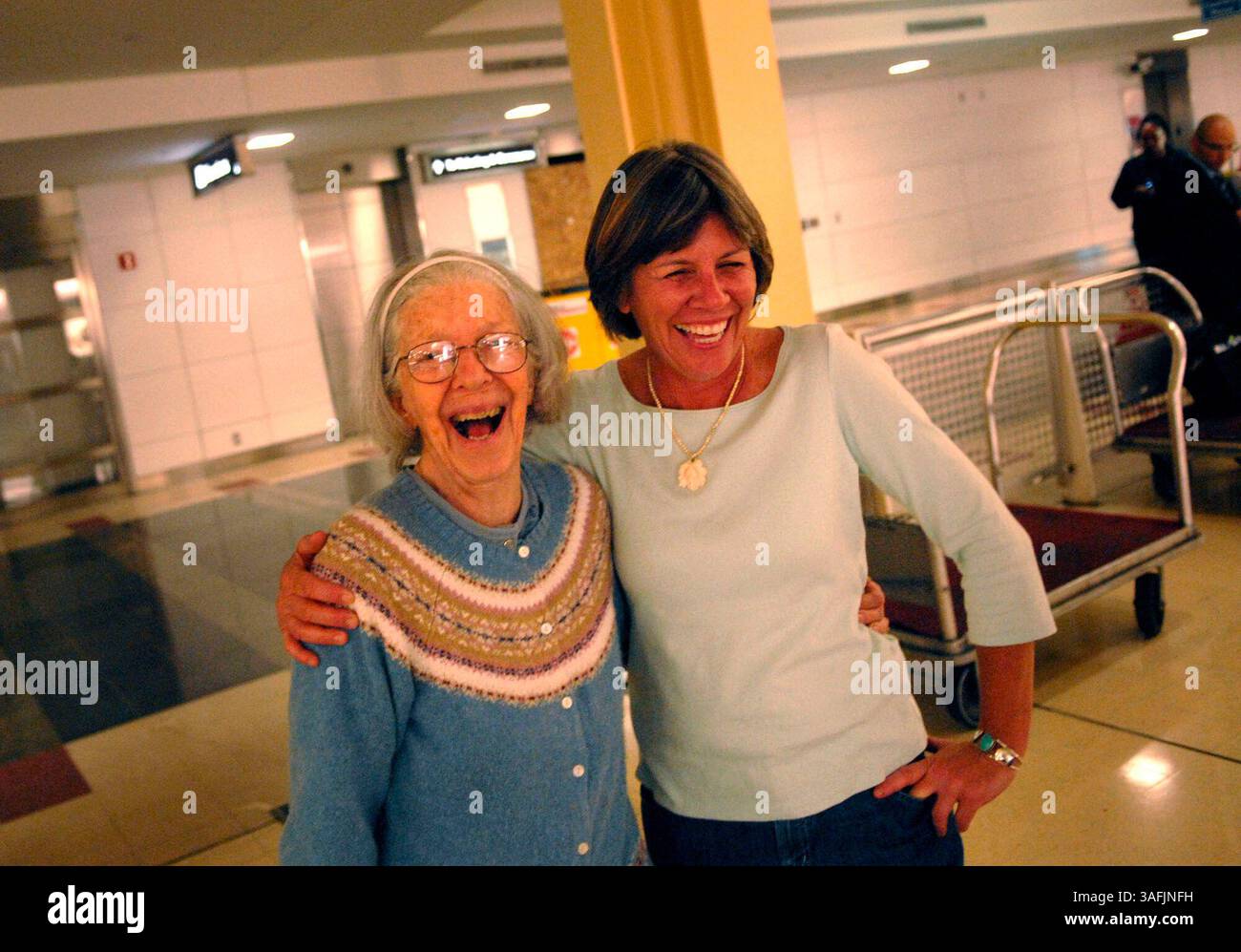 Pat Sherman, Ruby Holden und Mary McCormick am Ronald Reagan Washington Naitonal Airport nach der Ankunft am Dienstag, 16. September 2008 (Bild: The Washington Times/ZUMAPRESS.com) Stockfoto