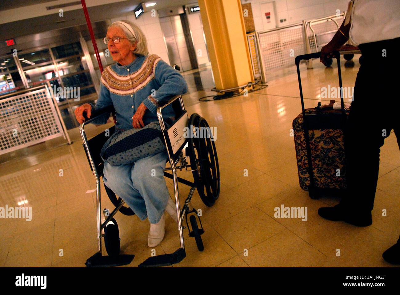 Pat Sherman, die kurz bevor Hurrikan Ike in das Gebiet einschlug, aus ihrem Haus in der Edgewater Retirement Community in Galveston, Texas evakuiert wurde, wartet mit nur einem kleinen Handgepäck voller Gegenstände darauf, von Mary McCormick, einer Verwandten, am Ronald Reagan Washington Naitonal Airport abgeholt zu werden, nachdem sie am Dienstag, den 16. September 2008 nach der Landung angekommen ist (Credit Image: The Washington Times/ZUMAPRESS.com). Stockfoto
