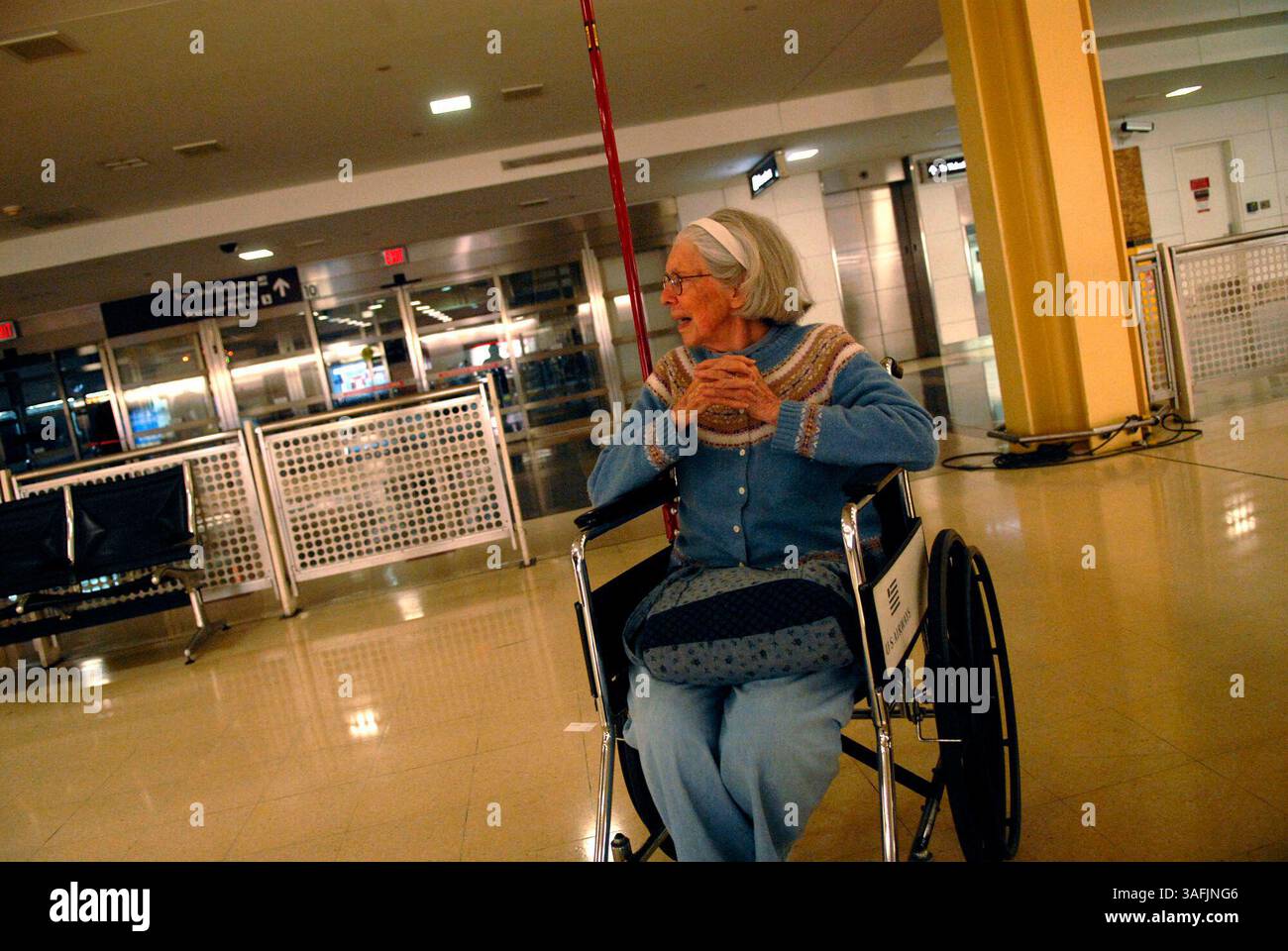 Pat Sherman, die kurz bevor der Hurrikan Ike in die Gegend einschlug, aus ihrem Haus in der Edgewater Retirement Community in Galveston, Texas evakuiert wurde, wartet auf die Abholung von Mary McCormick, einer Verwandten, am Ronald Reagan Washington Naitonal Airport, nachdem sie am Dienstag, den 16. September 2008 nach der Landung eintraf (Credit Image: The Washington Times/ZUMAPRESS.com). Stockfoto