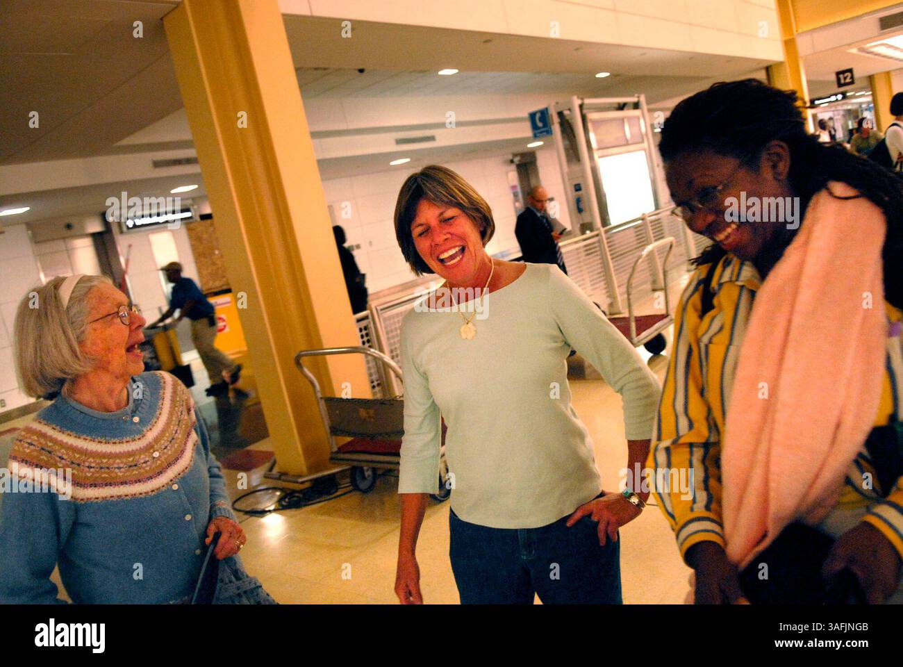Pat Sherman (l), die kurz bevor der Hurrikan Ike in die Gegend kam, aus ihrem Haus in der Edgewater Retirement Community in Galveston, Texas evakuiert wurde, teilt einen leichten Moment mit Ruby Holden (r), der ein Freund in Not wurde, als sie Pat durch die emotional anstrengenden Ereignisse half, nachdem beide ihre Anschlussflüge nach Washington D.C. verpasst hatten, und Mary McCormick (Credit Image: The Washington Times/ZUMAPRESS.com). Stockfoto