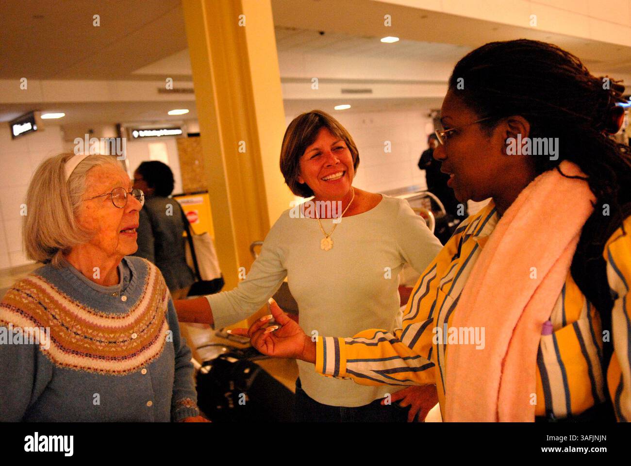 Pat Sherman (l), die kurz bevor der Hurrikan Ike in die Gegend kam, aus ihrem Haus in der Edgewater Retirement Community in Galveston, Texas evakuiert wurde, teilt einen leichten Moment mit Ruby Holden (r), der ein Freund in Not wurde, als sie Pat durch die emotional anstrengenden Ereignisse half, nachdem beide ihre Anschlussflüge nach Washington D.C. verpasst hatten, und Mary McCormick (Credit Image: The Washington Times/ZUMAPRESS.com). Stockfoto