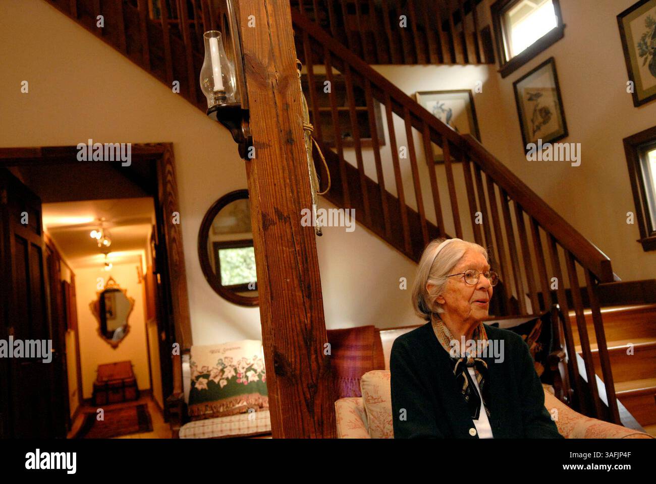 Pat Sherman, die kurz bevor Hurrikan Ike in die Region stürmte, aus ihrem Haus in der Edgewater Retirement Community in Galveston, Texas evakuiert wurde, verbringt Zeit im Haus der Familie McCormick, die Verwandte ihrer Schwiegertochter in McLean, Virginia, am Freitag, den 19. September 2008. Pat bleibt bei Freunden und Verwandten, bis sie zu ihrem Haus in Galveston zurückkehren kann. Hier spricht sie über ihre Erfahrungen mit dem tödlichen Hurrikan, der Evakuierung und der Rückkehr nach Galveston, wenn es sicher ist (Credit Image: The Washington Times/ZUMAPRESS.com) Stockfoto