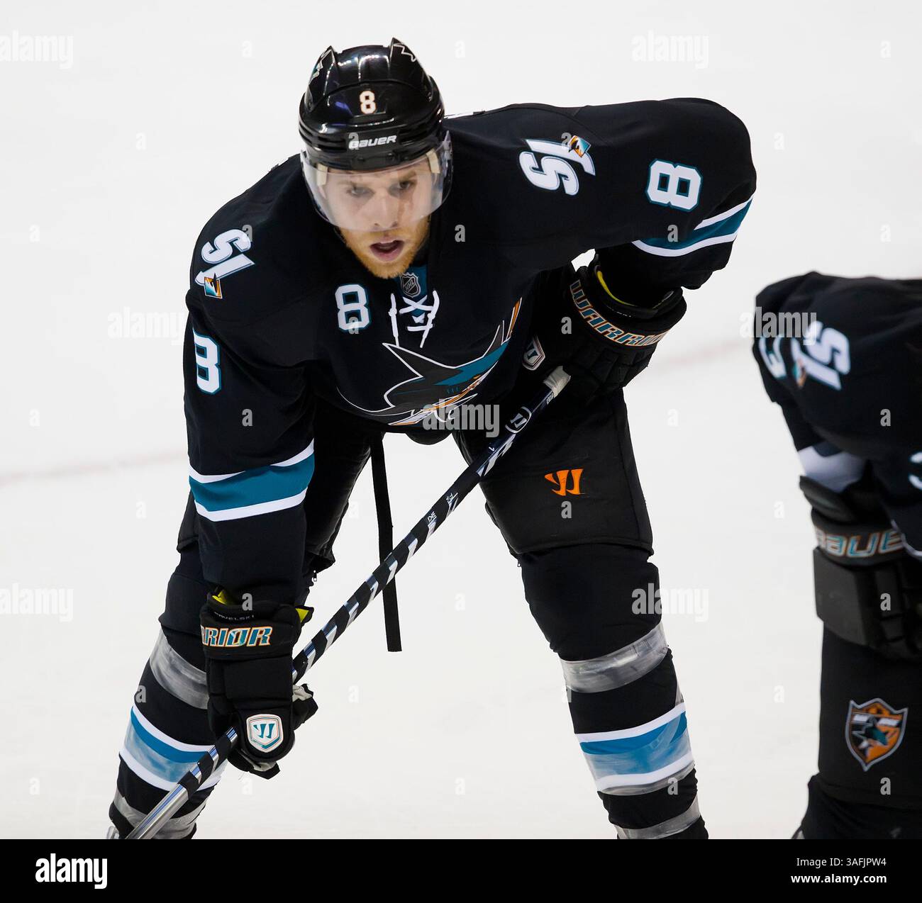 16. April 2012: Haie-Stürmer Joe Pavelski wartet auf das Faceoff während des NHL-Hockeyspiels zwischen den St. Louis Blues und den San Jose Sharks im HP Pavilion in San Jose, CA. Die Blues besiegten die Sharks mit 4:3. â© Damon Tarver/Cal Sport Media(Kreditbild: © Damon Tarver/Cal Sport Media/ZUMAPRESS.com) Stockfoto