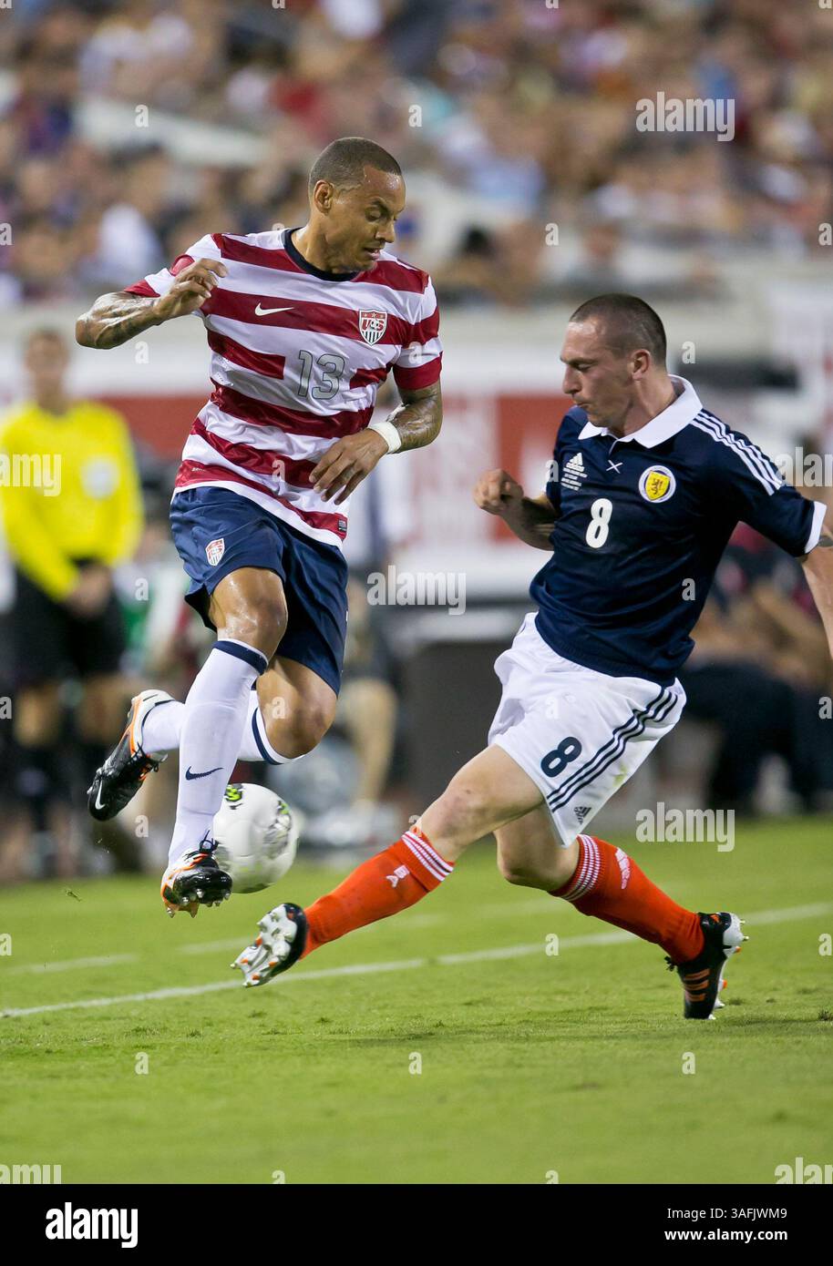 26. Mai 2012: Jermaine Jones (13) versucht, den Ball von Schottland Scott Brown (8) abzufangen, während der Aktion zwischen den USA und Schottland auf dem EverBank Field in Jacksonville, Florida. USA besiegten Schottland mit 5:1. (Bild: © Gray Quetti/Cal Sport Media/ZUMAPRESS.com) Stockfoto