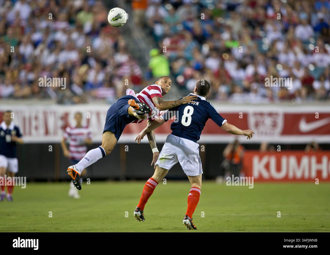 26. Mai 2012: Jermaine Jones (13) springt im EverBank Field in Jacksonville (Florida) gegen Schottland Scott Brown (8). USA besiegten Schottland mit 5:1. (Bild: © Gray Quetti/Cal Sport Media/ZUMAPRESS.com) Stockfoto