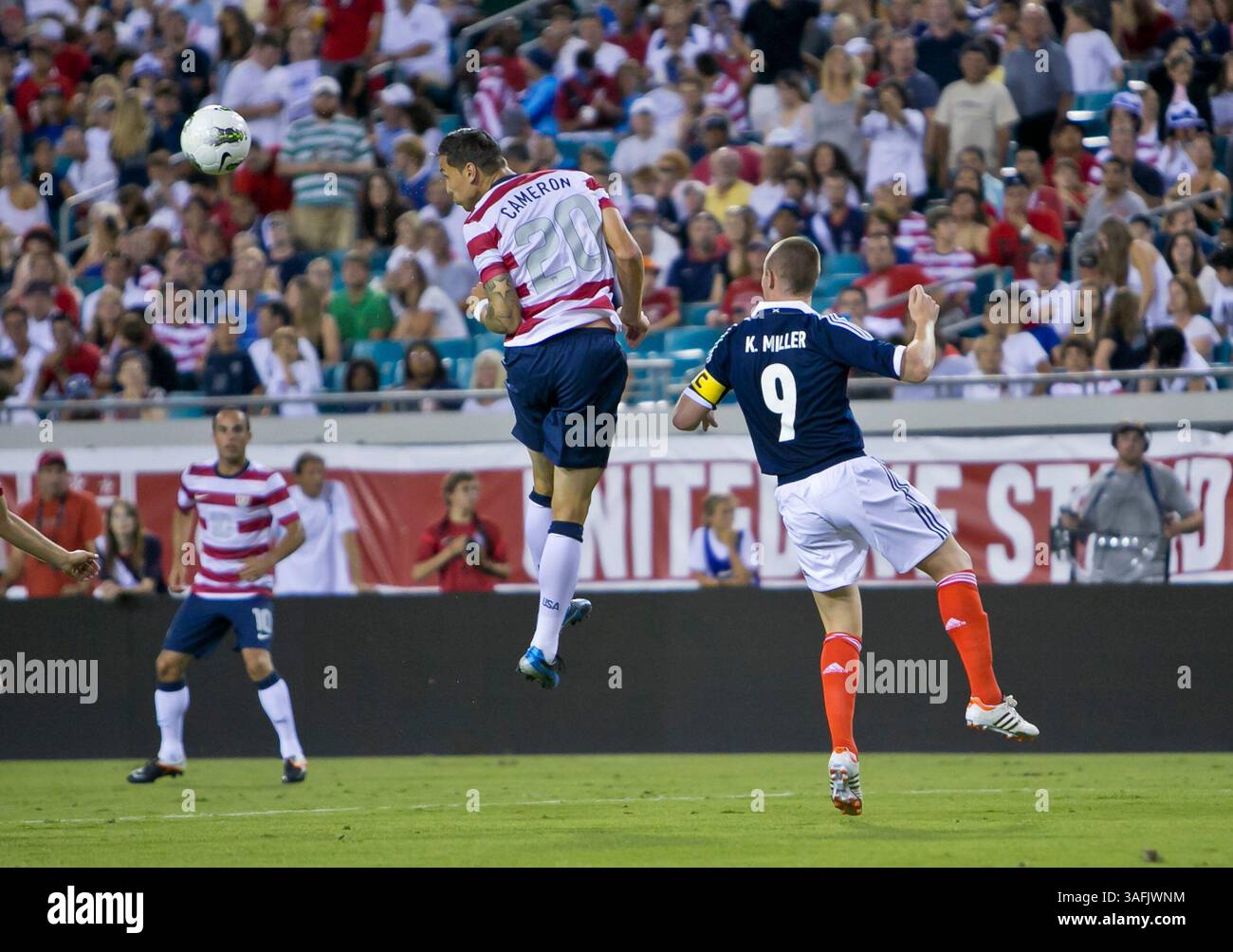 26. Mai 2012: Die USA Men's National Team d Geoff Cameron (20) führt den Ball an, während sie von Schottland Kenny Miller (9) im EverBank Field in Jacksonville, Florida, verteidigt wird. USA besiegten Schottland mit 5:1. (Bild: © Gray Quetti/Cal Sport Media/ZUMAPRESS.com) Stockfoto