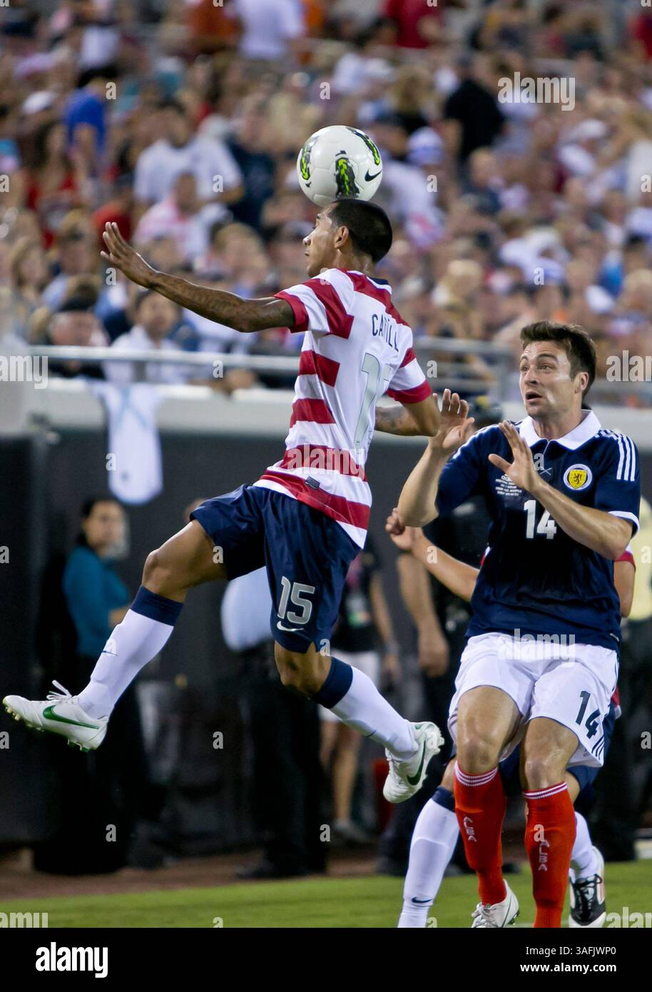 26. Mai 2012: Edgar Castillo (15) führt den Ball an, während er von Schottland Russell Martin (14) im EverBank Field in Jacksonville, Florida verteidigt wird. USA besiegten Schottland mit 5:1. (Bild: © Gray Quetti/Cal Sport Media/ZUMAPRESS.com) Stockfoto