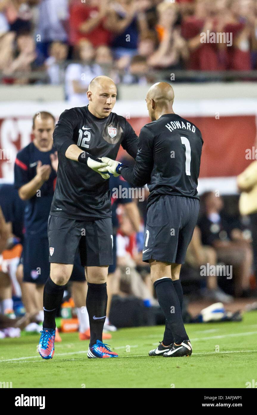 26. Mai 2012: Die USA Männer Nationalmannschaft f Clint Dempsey (8) verlässt das Spielfeld und wird von seinem Nachfolger gk Brad Guzan (12) während der Aktion zwischen den USA und Schottland auf dem EverBank Field in Jacksonville, Florida, beglückwünscht. USA besiegten Schottland mit 5:1. (Bild: © Gray Quetti/Cal Sport Media/ZUMAPRESS.com) Stockfoto