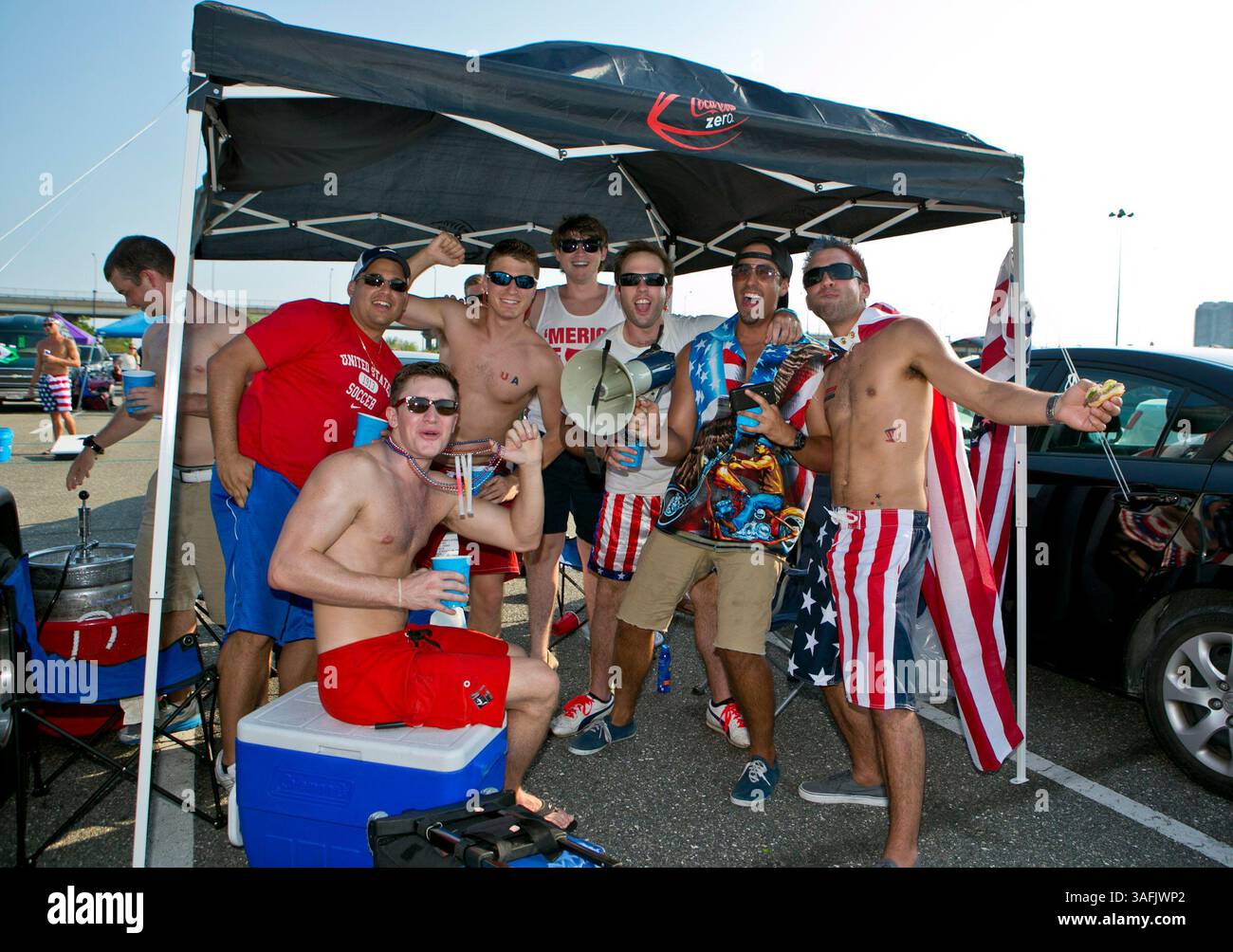 26. Mai 2012: USA-Fans feiern vor dem Start der Action zwischen den USA und Schottland im EverBank Field in Jacksonville, Florida. (Bild: © Gray Quetti/Cal Sport Media/ZUMAPRESS.com) Stockfoto