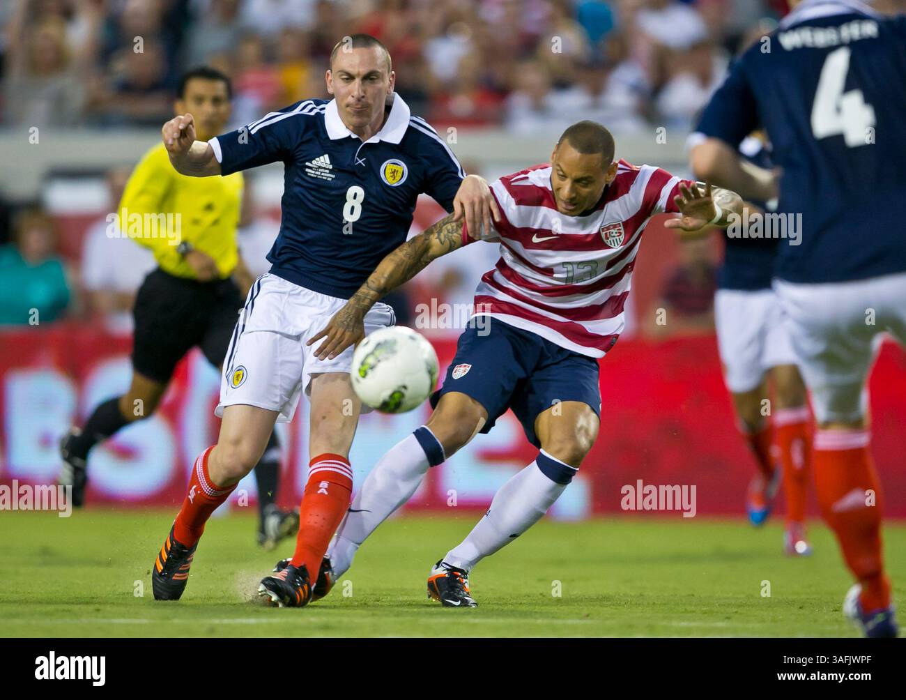 26. Mai 2012: Jermaine Jones (13) kämpft im EverBank Field in Jacksonville (Florida) gegen Schottland Scott Brown (8). (Bild: © Gray Quetti/Cal Sport Media/ZUMAPRESS.com) Stockfoto