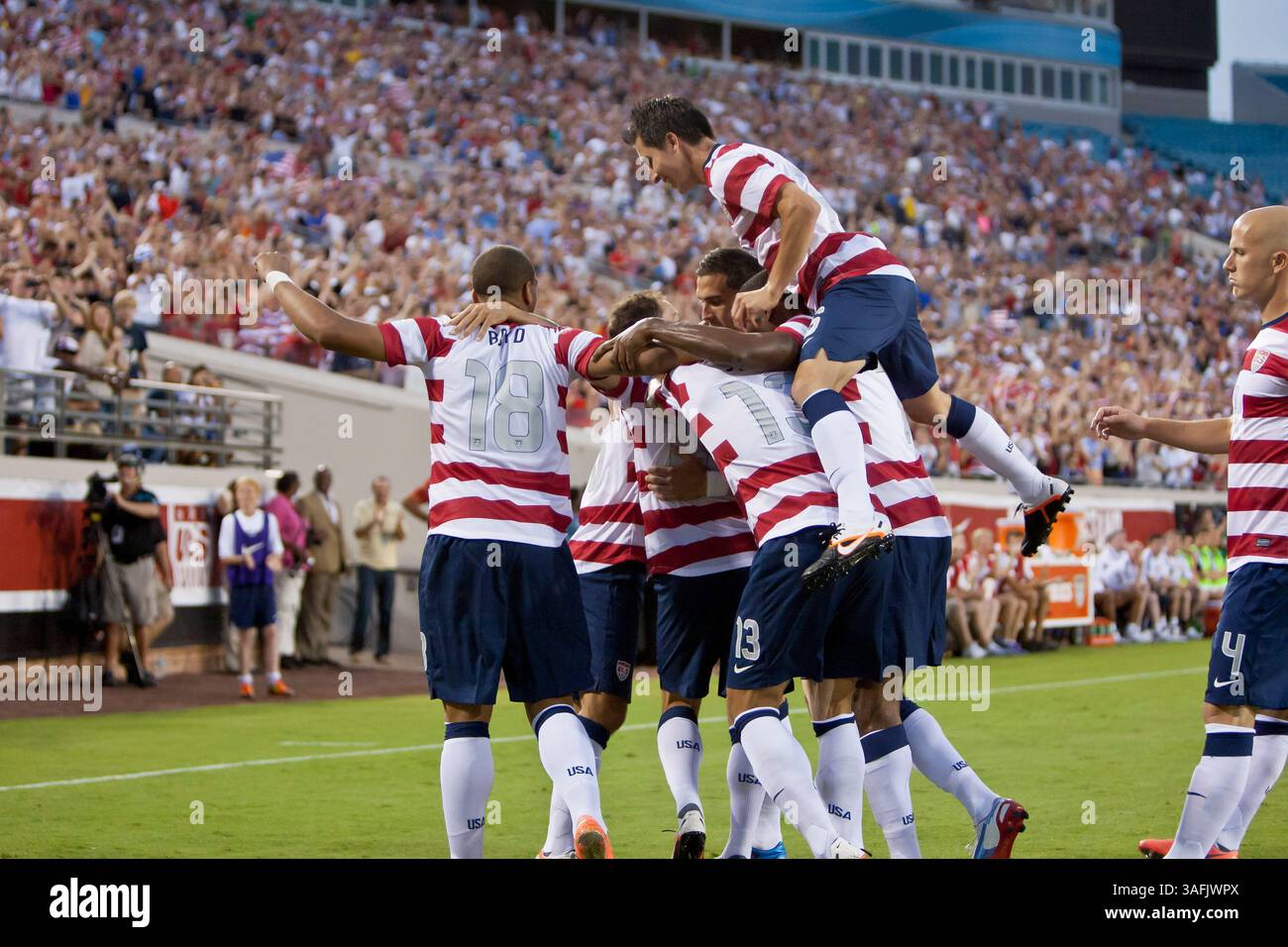 26. Mai 2012: Die USA Männer-Nationalmannschaft feiert ein Tor zwischen den USA und Schottland im EverBank Field in Jacksonville, Florida. USA besiegten Schottland mit 5:1. (Bild: © Gray Quetti/Cal Sport Media/ZUMAPRESS.com) Stockfoto