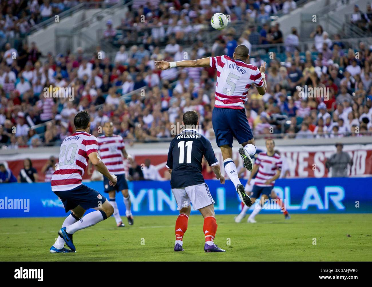 26. Mai 2012: Die USA Men's National Team d Oguchi Onyewu (5) führt den Ball an, während er von Schottland Shaun Maloney (11) im EverBank Field in Jacksonville, Florida, verteidigt wird. USA besiegten Schottland mit 5:1. (Bild: © Gray Quetti/Cal Sport Media/ZUMAPRESS.com) Stockfoto