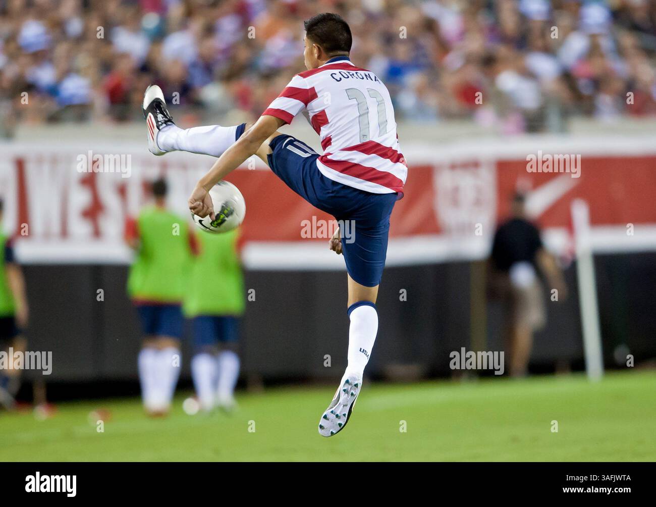 26. Mai 2012: US Men's National Team m Joe Corona (11) kontrolliert einen eingehenden Pass zwischen den USA und Schottland auf dem EverBank Field in Jacksonville, Florida. USA besiegten Schottland mit 5:1. (Bild: © Gray Quetti/Cal Sport Media/ZUMAPRESS.com) Stockfoto