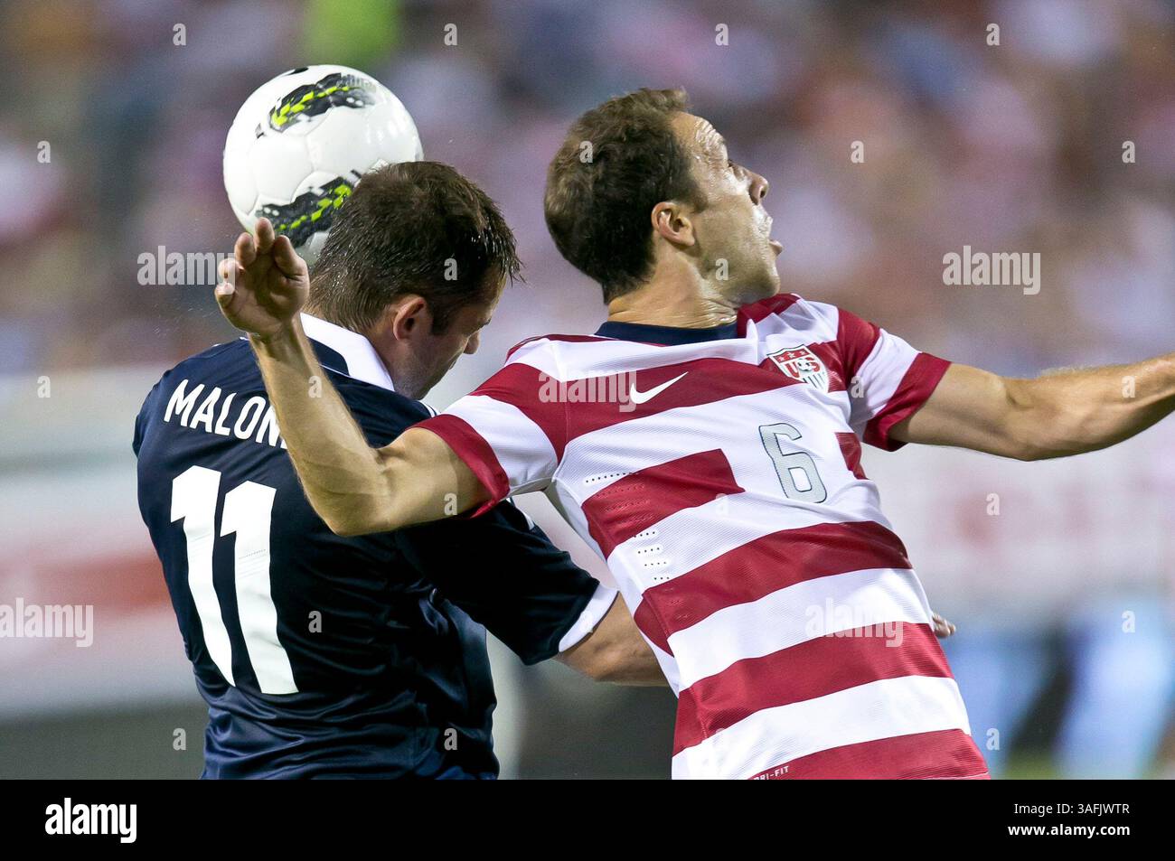 26. Mai 2012: Steve Cherundolo (6) und Shaun Maloney (11) versuchen beide, den Ball im EverBank Field in Jacksonville, Florida, zu führen. (Bild: © Gray Quetti/Cal Sport Media/ZUMAPRESS.com) Stockfoto