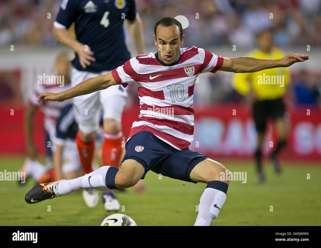 26. Mai 2012: Die USA Männer Nationalmannschaft f Landon Donovan (10) erzielt ein Tor während der Aktion zwischen den USA und Schottland auf dem EverBank Field in Jacksonville, Florida. USA besiegten Schottland mit 5:1. (Bild: © Gray Quetti/Cal Sport Media/ZUMAPRESS.com) Stockfoto