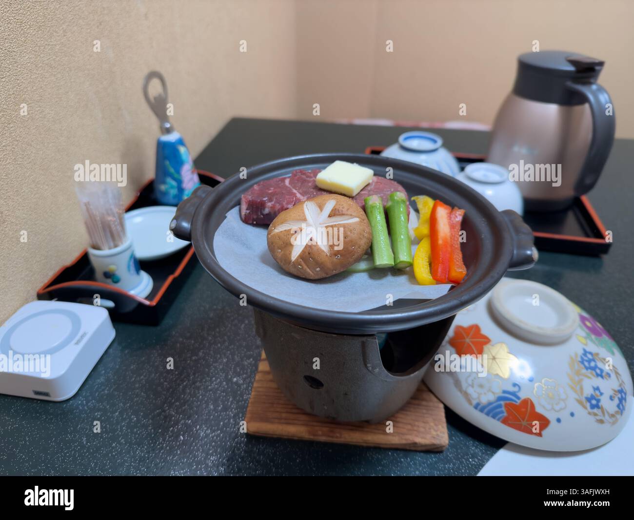 Traditionelle Kaiseki-Verkostung und Abendessen im luxuriösen japanischen Ryokan mit saisonalen Gerichten - Smartphone-aufgenommenes Stockfoto