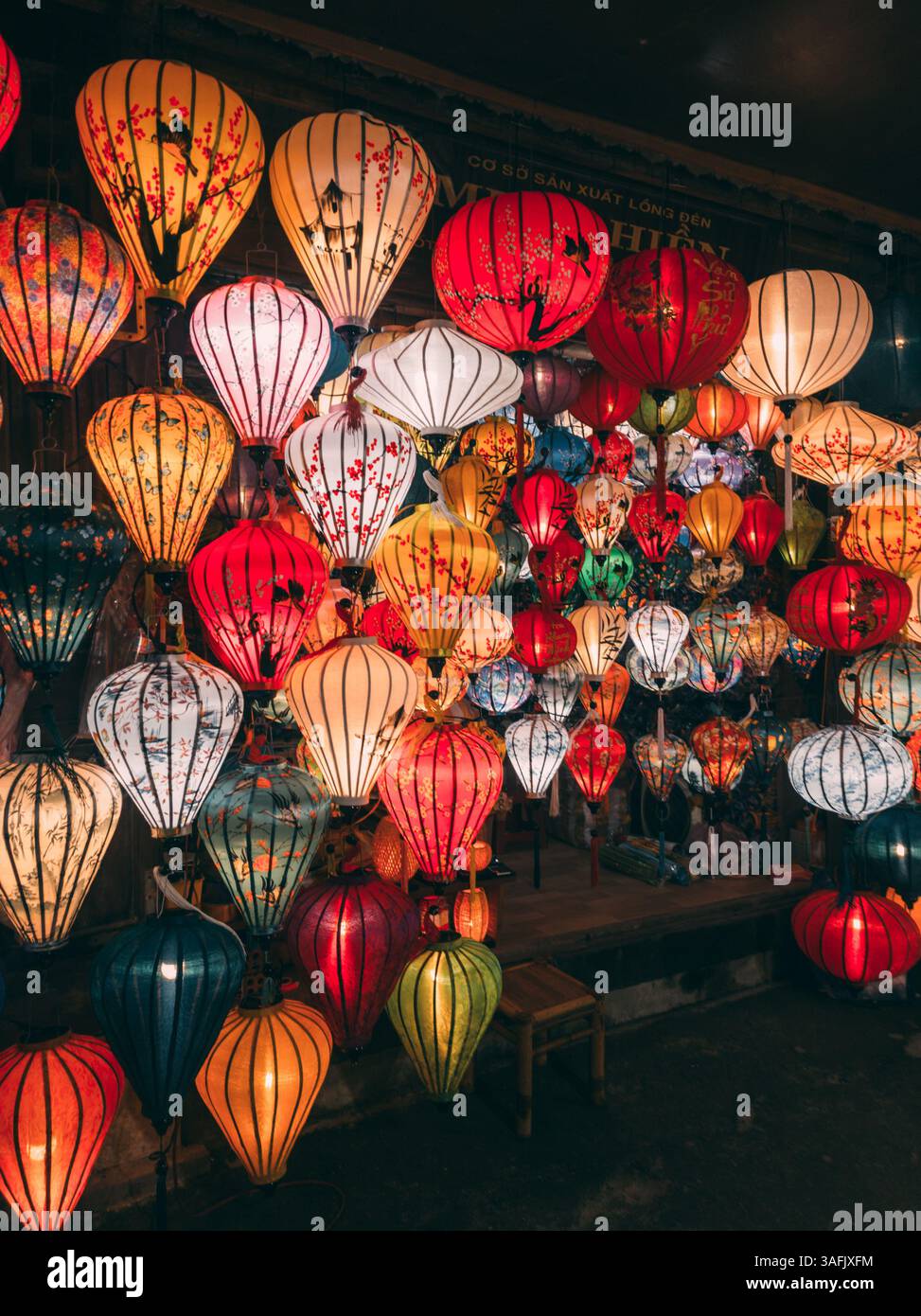 Leuchtende traditionelle vietnamesische Laternen in lebendigen Farben und komplizierten Designs in einer kulturellen Umgebung. Stockfoto