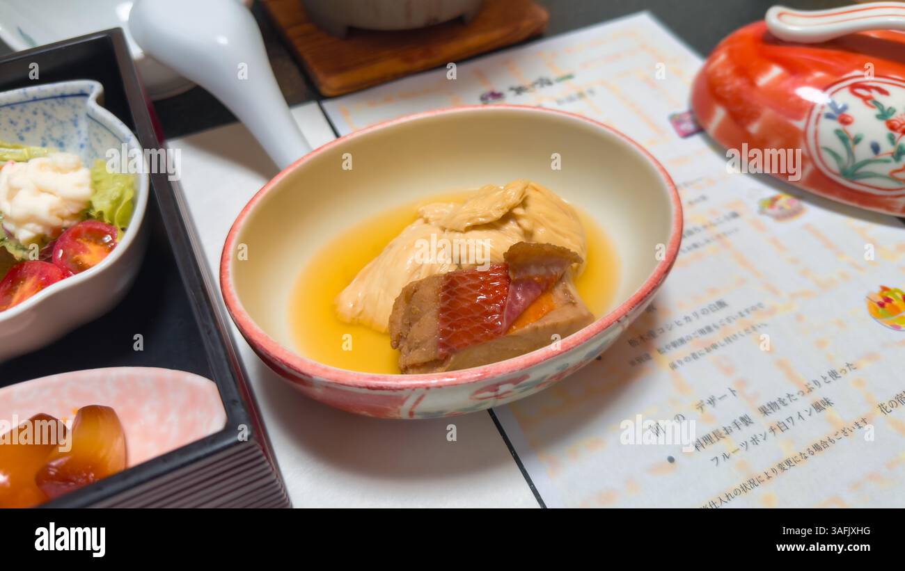 Traditionelle Kaiseki-Verkostung und Abendessen im luxuriösen japanischen Ryokan mit saisonalen Gerichten - Smartphone-aufgenommenes Stockfoto