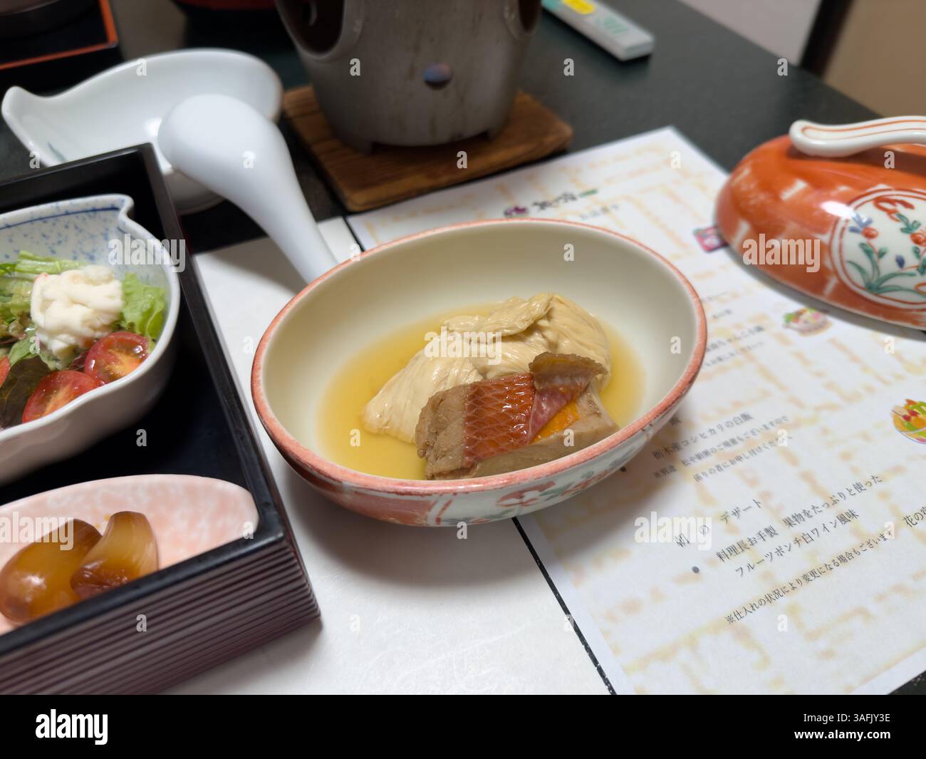 Traditionelle Kaiseki-Verkostung und Abendessen im luxuriösen japanischen Ryokan mit saisonalen Gerichten - Smartphone-aufgenommenes Stockfoto