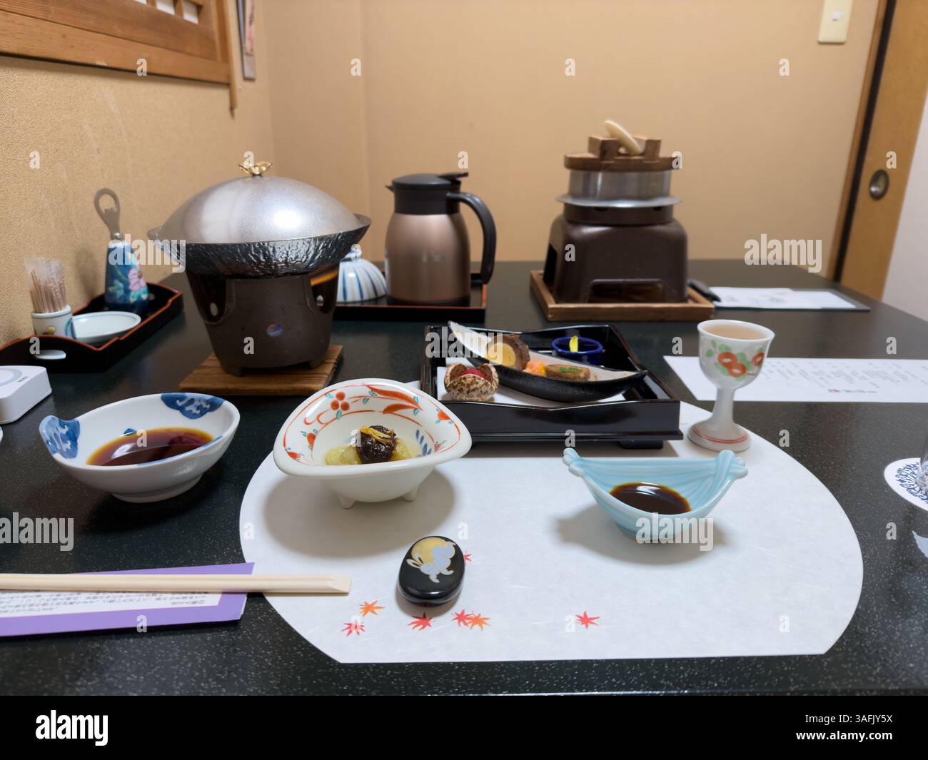 Traditionelle Kaiseki-Verkostung und Abendessen im luxuriösen japanischen Ryokan mit saisonalen Gerichten - Smartphone-aufgenommenes Stockfoto