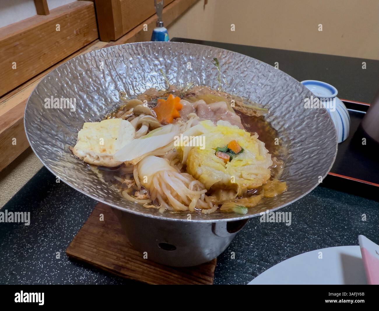 Traditionelle Kaiseki-Verkostung und Abendessen im luxuriösen japanischen Ryokan mit saisonalen Gerichten - Smartphone-aufgenommenes Stockfoto