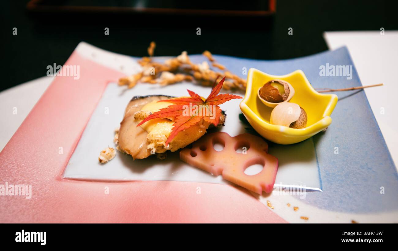 Kaiseki verkörpert den Geist des japanischen Omotinashi (Gastfreundschaft) mit saisonalen Zutaten, delikaten Aromen und eleganter Präsentation. kaiseki Stockfoto