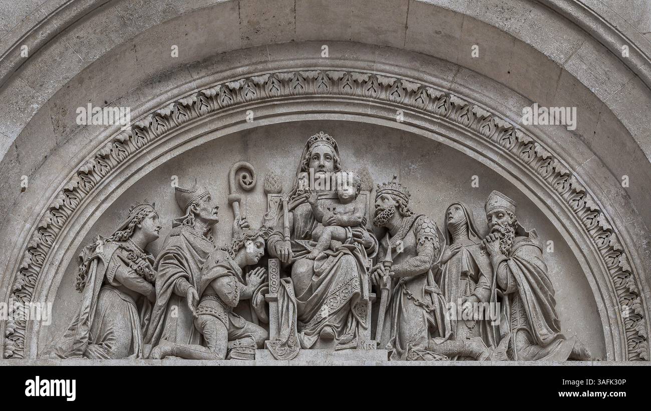 Unsere Lieben Frau der Magyaren, hält das Jesuskind in ihren Armen. Rechts Saint Ladislaus, Saint Margaret und Saint Albert. Auf der linken Seite, Saint Prince Stockfoto