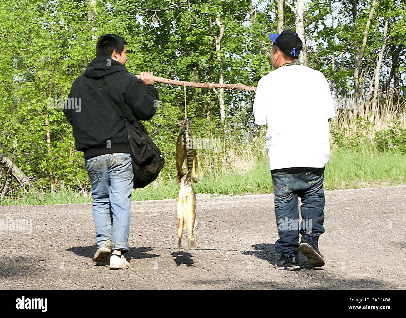 23. Mai 2012 – Duluth, MINN, USA – Teng Vang, links, und Toua Moua gehen nach einem Morgen am 19. Mai 2012 auf dem St. Louis River in Duluth, Minnesota, zu ihrem Auto. (Foto: © Sam Cook/Duluth News-Tribune/MCT/ZUMAPRESS.com) Stockfoto
