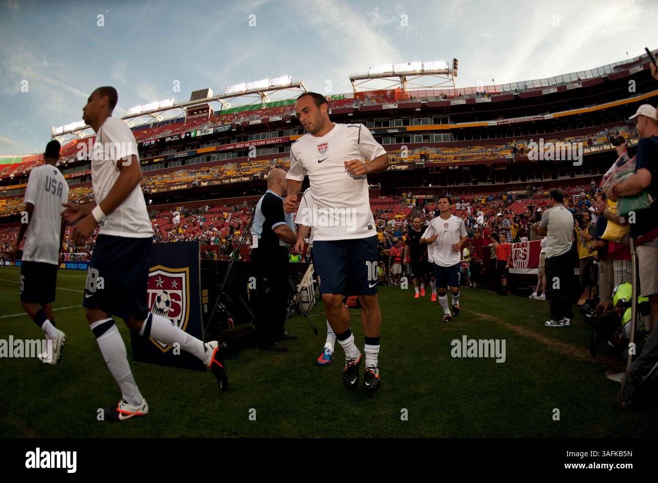 30. Mai 2012: US-Stürmer Landon Donovan (10) erobert das Feld während eines Spiels zwischen Brasilien und den USA im Fed Ex Field in Landover, Maryland. (Kreditbild: â Kostas Lymperopoulos/Cal Sport Media)(Kreditbild: © Kostas Lymperopoulos/Cal Sport Media/ZUMAPRESS.com) Stockfoto