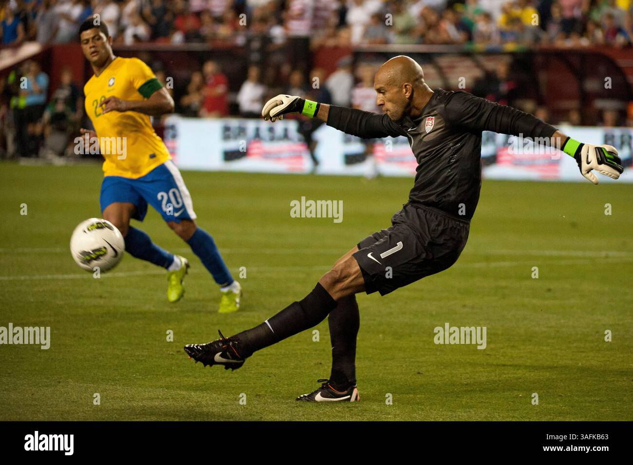 30. Mai 2012: US-Torhüter Tim Howard (1) schickt den Ball in einem Spiel zwischen Brasilien und den USA im Ex Field der Fed in Landover, Maryland. Brasilien besiegte die USA mit 4:1. (Kreditbild: â Kostas Lymperopoulos/Cal Sport Media)(Kreditbild: © Kostas Lymperopoulos/Cal Sport Media/ZUMAPRESS.com) Stockfoto