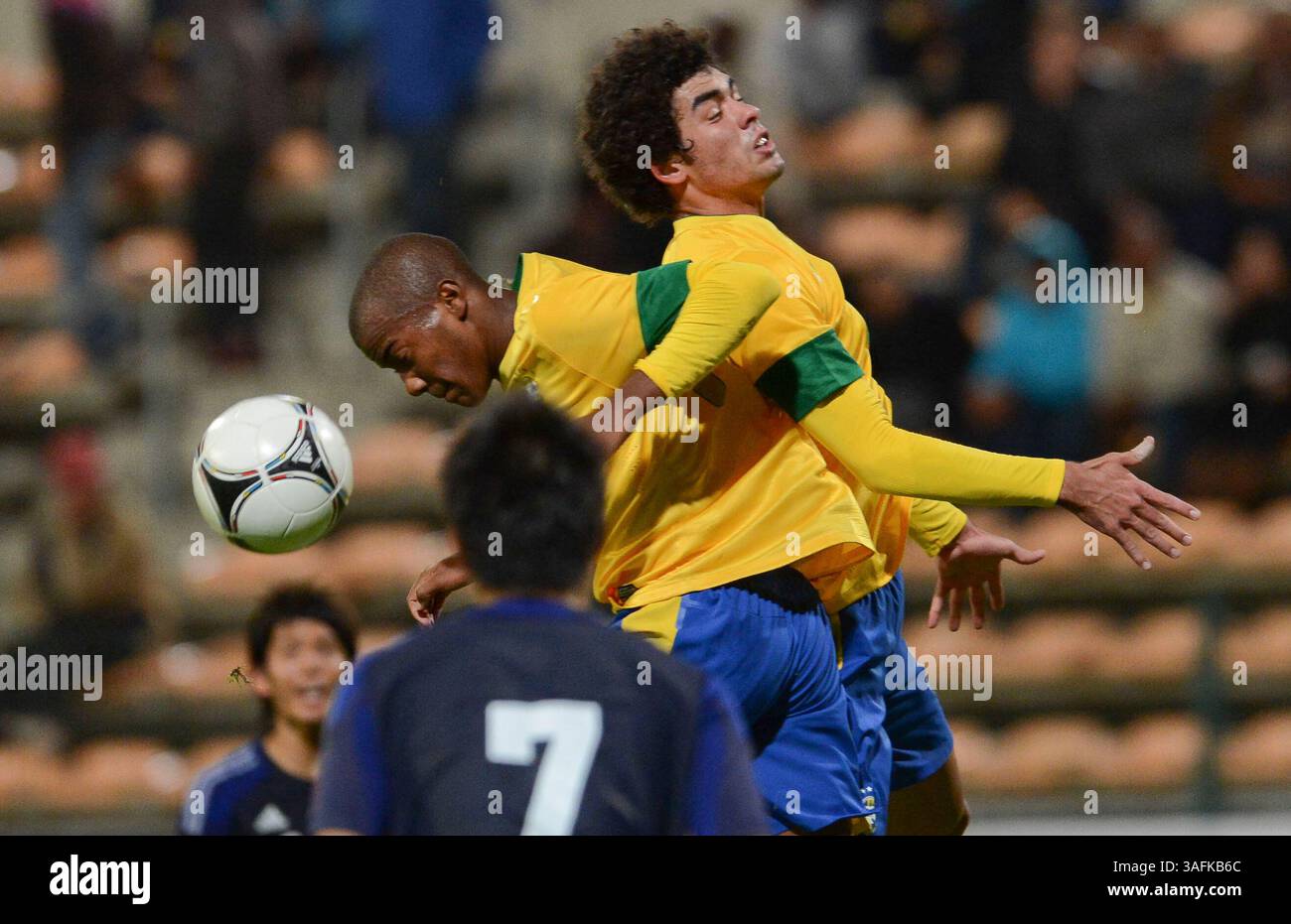 30. Mai 2012: Kapstadt, Südafrika: VICTOR ANDRADE und BRUNO PEREIRA MENDES aus Brasilien springen beide beim Fußball-Spiel der 8 Nations U20 Football Challenge zwischen Brasilien und Japan im Athlone-Stadion in Kapstadt, Südafrika. (Kreditbild: © Roger Sedres/ZUMAPRESS.com) Stockfoto