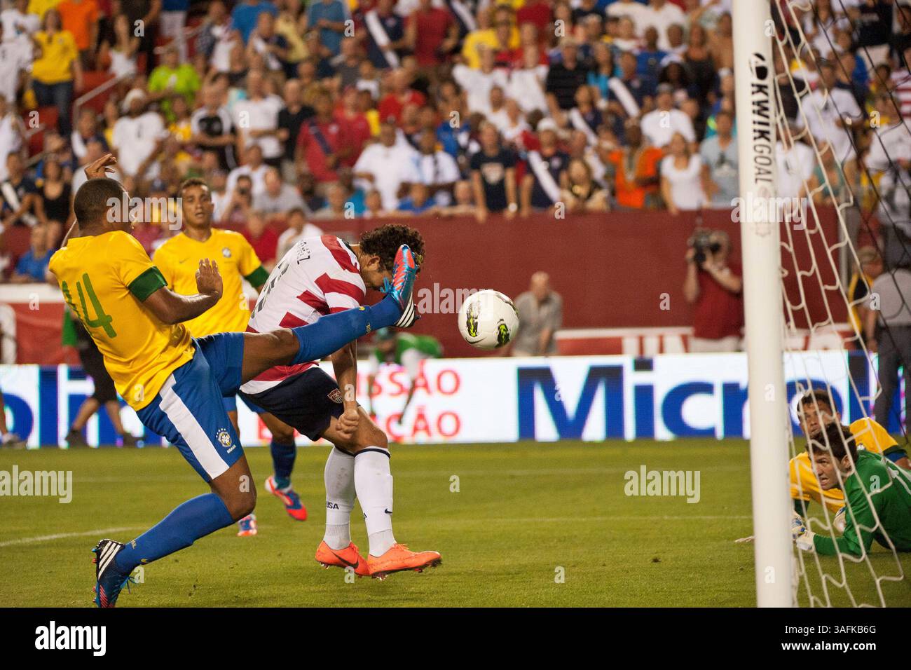30. Mai 2012: US-Stürmer Jose Torres erzielte ein Tor während eines Spiels zwischen Brasilien und den USA im Fed Ex Field in Landover, Maryland. (Kreditbild: â Kostas Lymperopoulos/Cal Sport Media)(Kreditbild: © Kostas Lymperopoulos/Cal Sport Media/ZUMAPRESS.com) Stockfoto