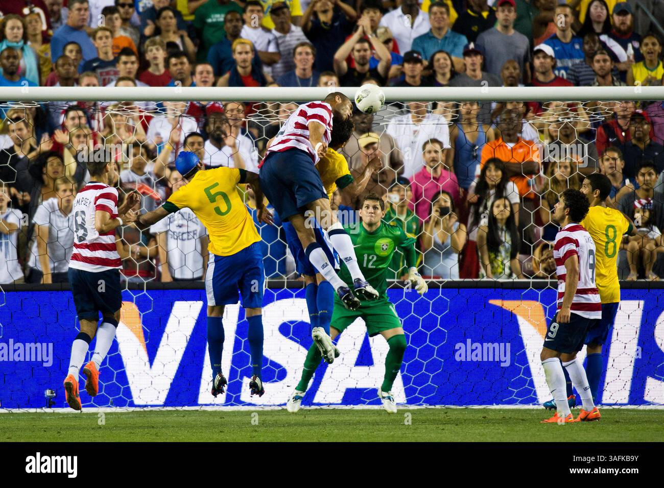 30. Mai 2012: Der US-Verteidiger Oguchi Onyewu (5) führt im Spiel zwischen Brasilien und den USA im Fed Ex Field in Landover, Maryland einen Ball über die Querstange. Brasilien besiegt die USA mit 4:1. (Kreditbild: â Kostas Lymperopoulos/Cal Sport Media)(Kreditbild: © Kostas Lymperopoulos/Cal Sport Media/ZUMAPRESS.com) Stockfoto
