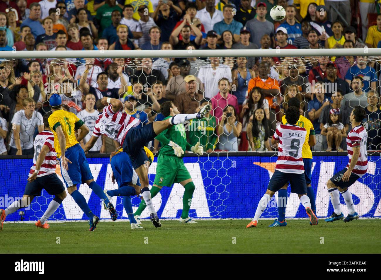 30. Mai 2012: Der US-Verteidiger Oguchi Onyewu (5) führt im Spiel zwischen Brasilien und den USA im Fed Ex Field in Landover, Maryland einen Ball über die Querstange. Brasilien besiegt die USA mit 4:1. (Kreditbild: â Kostas Lymperopoulos/Cal Sport Media)(Kreditbild: © Kostas Lymperopoulos/Cal Sport Media/ZUMAPRESS.com) Stockfoto