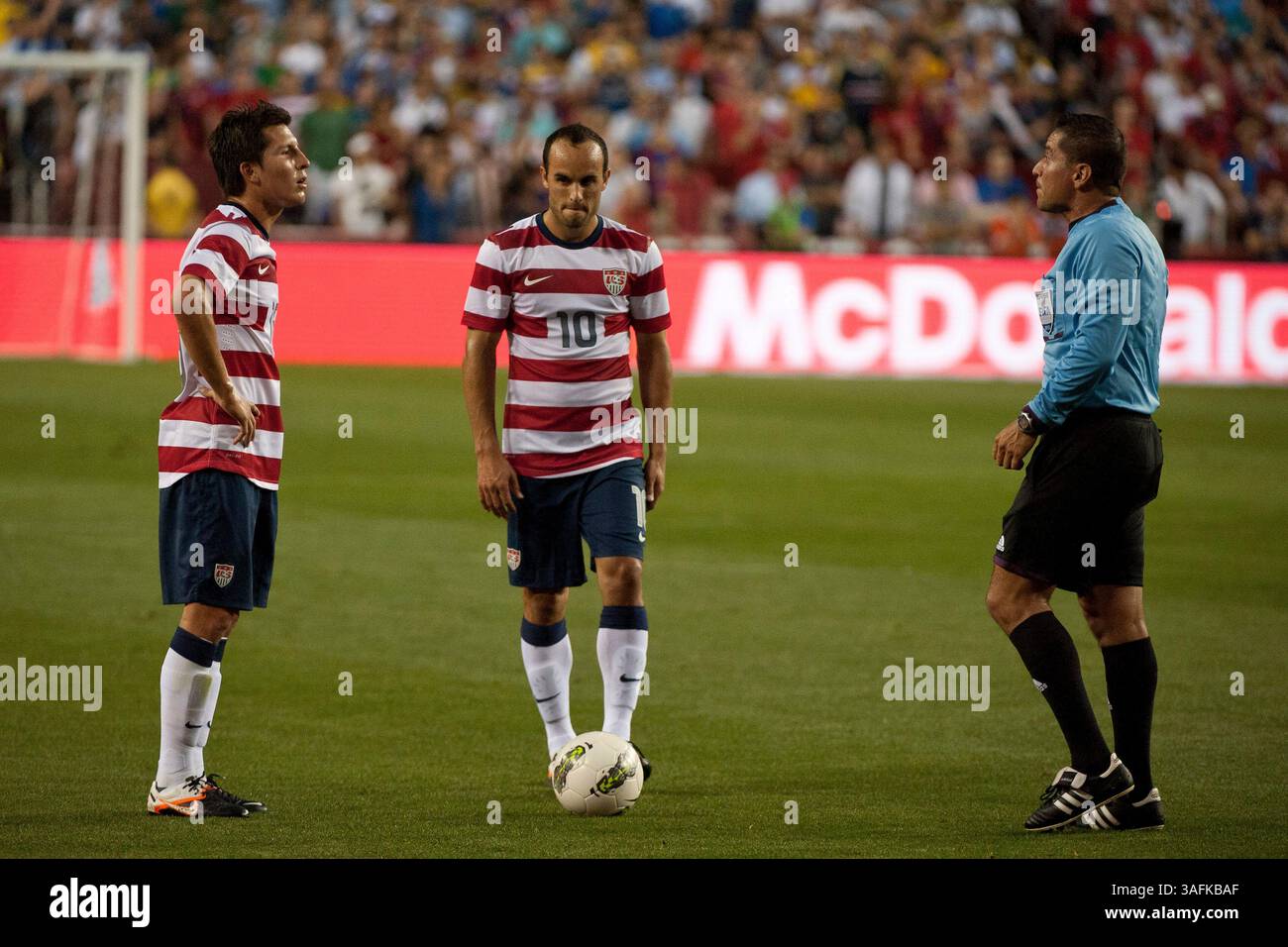 30. Mai 2012: US-Stürmer Landon Donovan (10) macht sich bereit für einen Freistoß während eines Spiels zwischen Brasilien und den USA im Fed Ex Field in Landover, Maryland. Brasilien besiegte die USA mit 4:1. (Kreditbild: â Kostas Lymperopoulos/Cal Sport Media)(Kreditbild: © Kostas Lymperopoulos/Cal Sport Media/ZUMAPRESS.com) Stockfoto