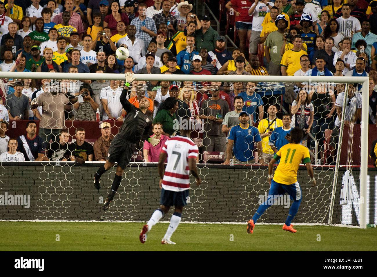 30. Mai 2012: US-Torhüter Tim Howard (1) sprengt während eines Spiels zwischen Brasilien und den USA beim Fed Ex Field in Landover, Maryland. Brasilien besiegte die USA mit 4:1. (Kreditbild: â Kostas Lymperopoulos/Cal Sport Media)(Kreditbild: © Kostas Lymperopoulos/Cal Sport Media/ZUMAPRESS.com) Stockfoto