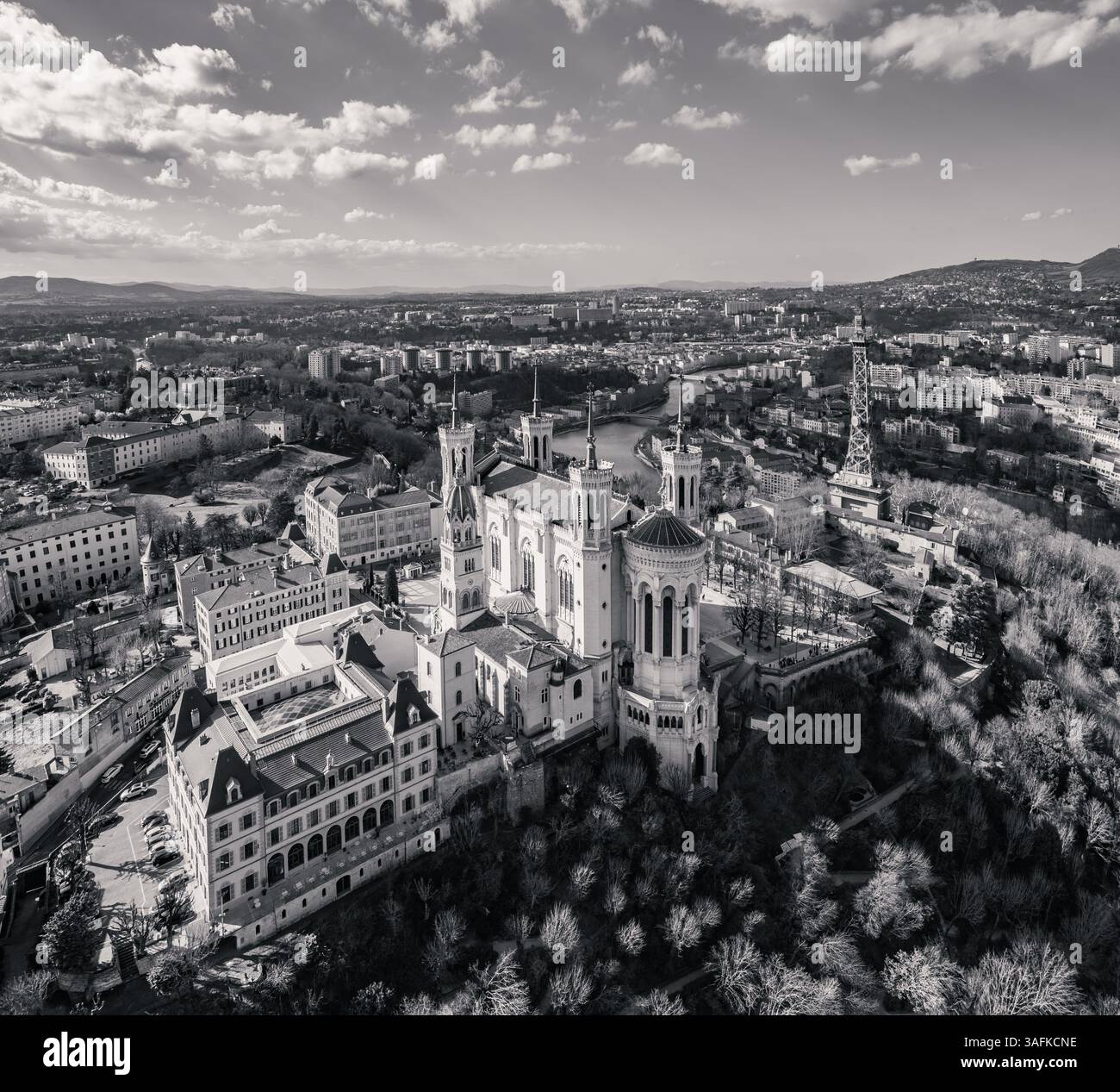 Panoramablick auf die Basilika Notre-Dame de Fourvière auf dem Hügel Fourvière in Lyon, Frankreich, mit Stadtbild und Metallturm im Hintergrund Stockfoto