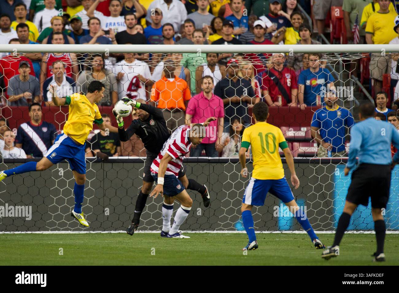 30. Mai 2012: US-Torhüter Tim Howard (1) sprengt während eines Spiels zwischen Brasilien und den USA beim Fed Ex Field in Landover, Maryland. Brasilien besiegte die USA mit 4:1. (Kreditbild: â Kostas Lymperopoulos/Cal Sport Media)(Kreditbild: © Kostas Lymperopoulos/Cal Sport Media/ZUMAPRESS.com) Stockfoto